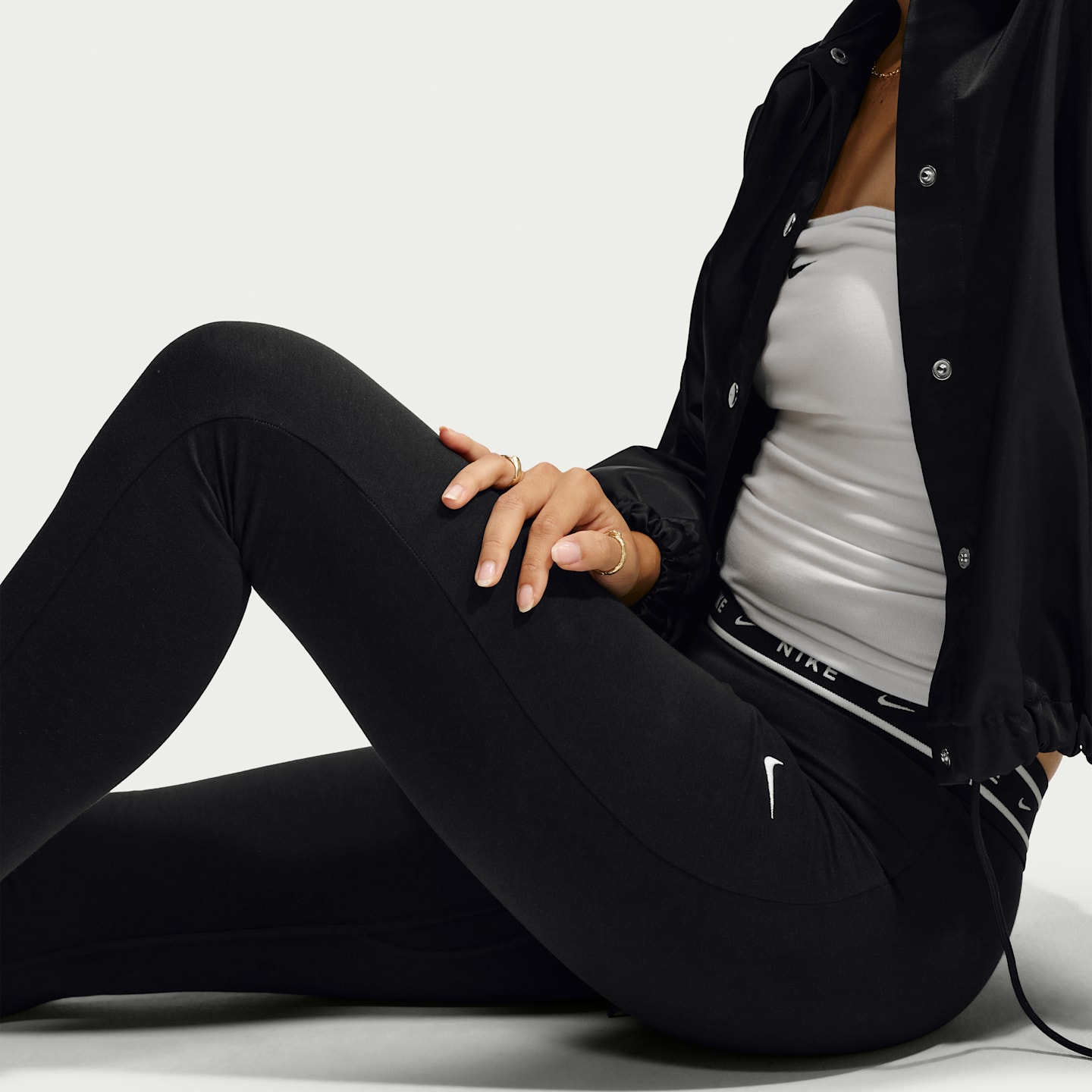 Женские трикотажные леггинсы Nike Sportswear Chill Knit с высокой талией и открытым низом, цвет: Чёрный / Белый — фото 4