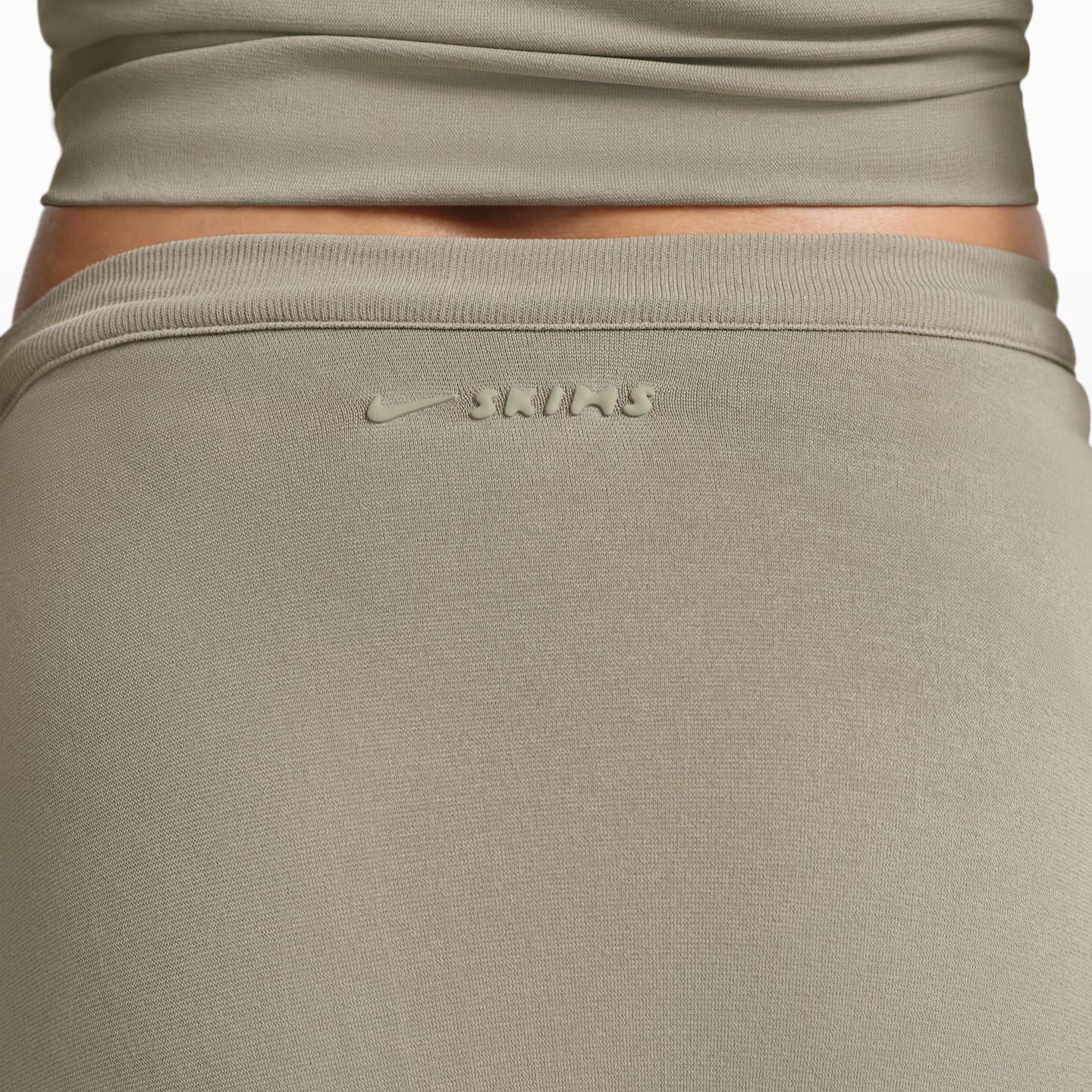 Женская эластичная трикотажная юбка NikeSKIMS Stretch Knit с запахом, цвет: Дюнный — фото 6