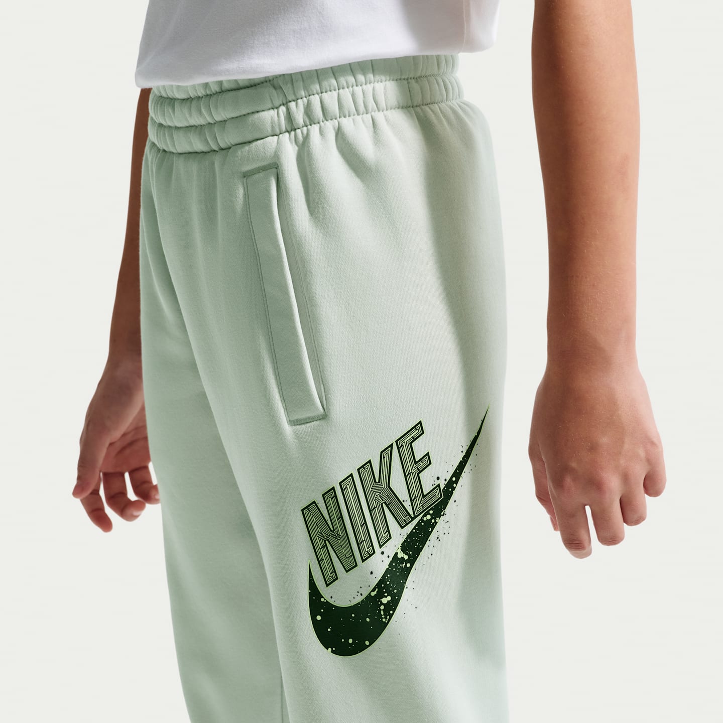 Детские брюки Nike Sportswear Club "Alien" Fleece, цвет: Чёрный / Кислотно-жёлтый — фото 2