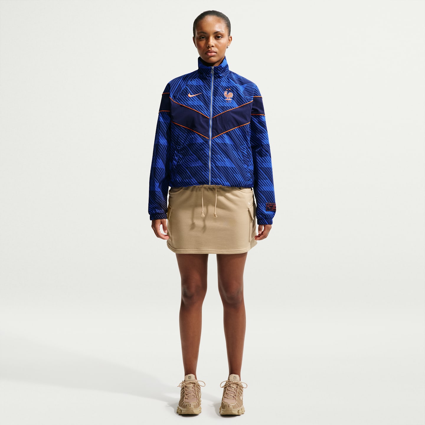 Женская футбольная ветровка Nike FFF Windrunner UV, цвет: Королевский синий / Синий — фото 4