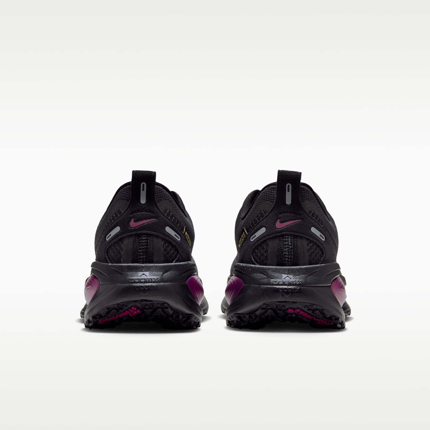 Женские кроссовки Nike Vomero 18 GORE-TEX Waterproof Road Running Shoes with Reflective Accents, цвет: Чёрный / Ягодный — фото 6
