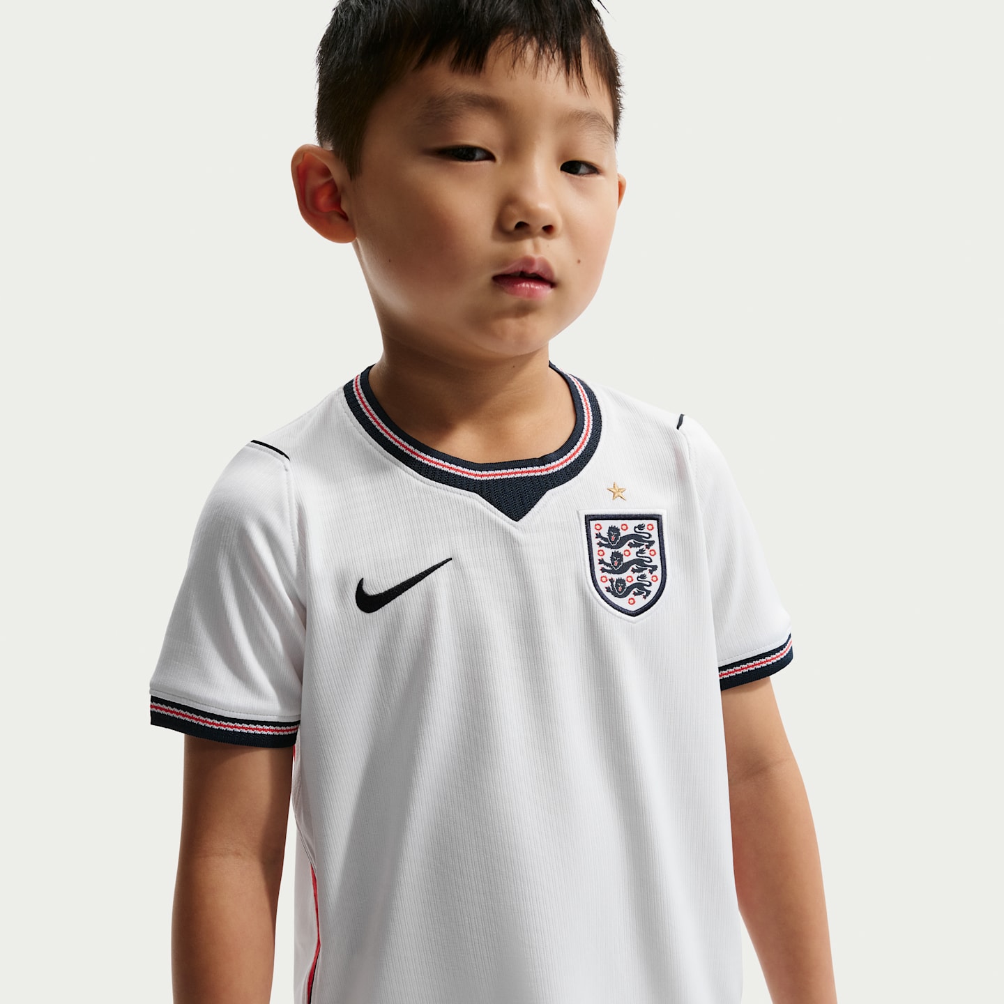 Детский футбольный комплект Nike England 2026 Stadium Home из 3 предметов, цвет: Белый / Красный — фото 2