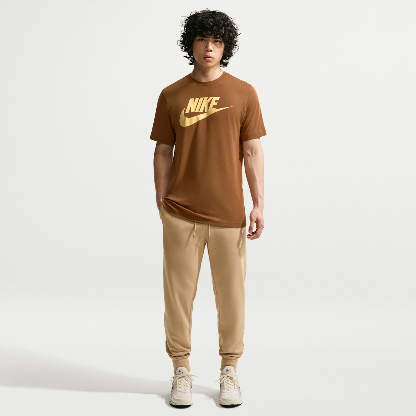 Мужская футболка Nike Sportswear, цвет: Коричневый, вариант 1 — фото 4