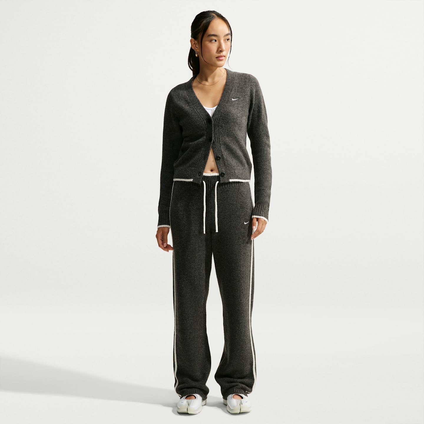 Женские брюки Nike Sportswear Chill Knit со средней посадкой, цвет: Чёрный меланжевый / Белый — фото 1