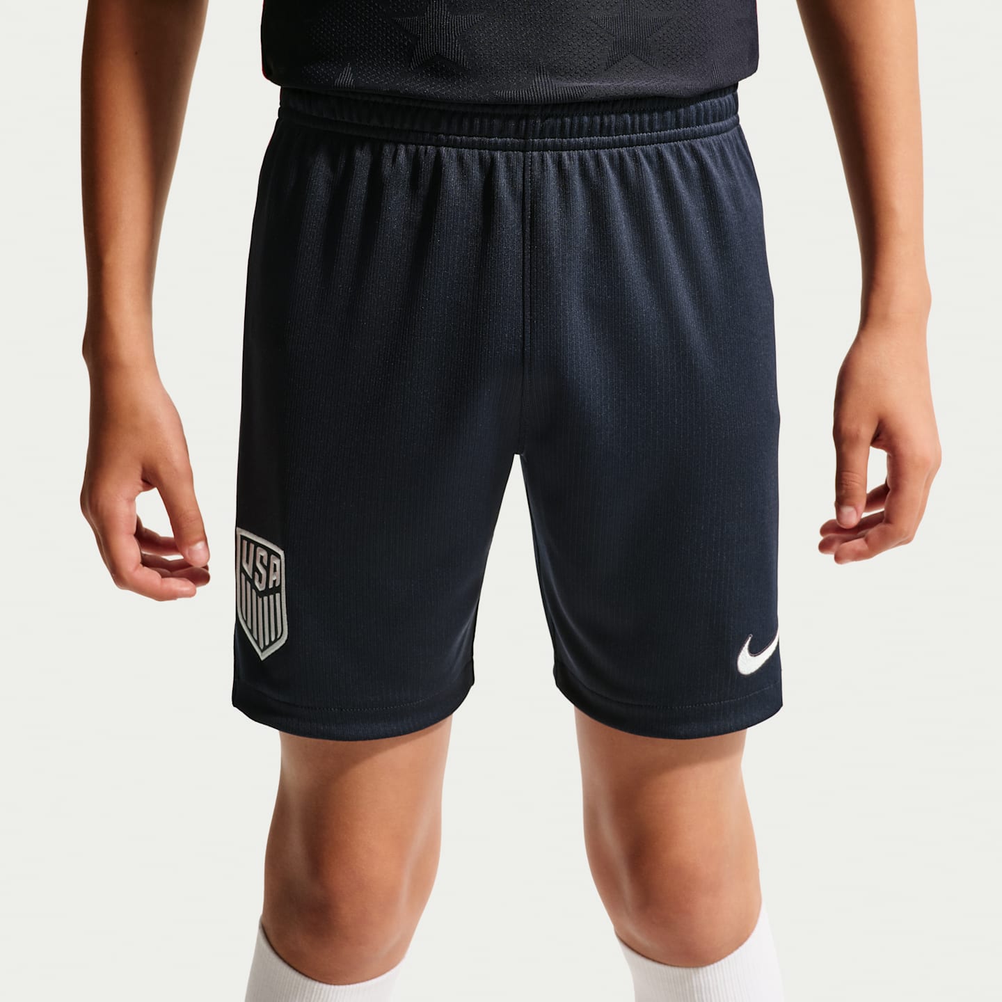 Детские футбольные шорты Nike Usmnt 2026 Stadium Away Dri-FIT Replica, цвет: Обсидиановый / Красный — фото 2