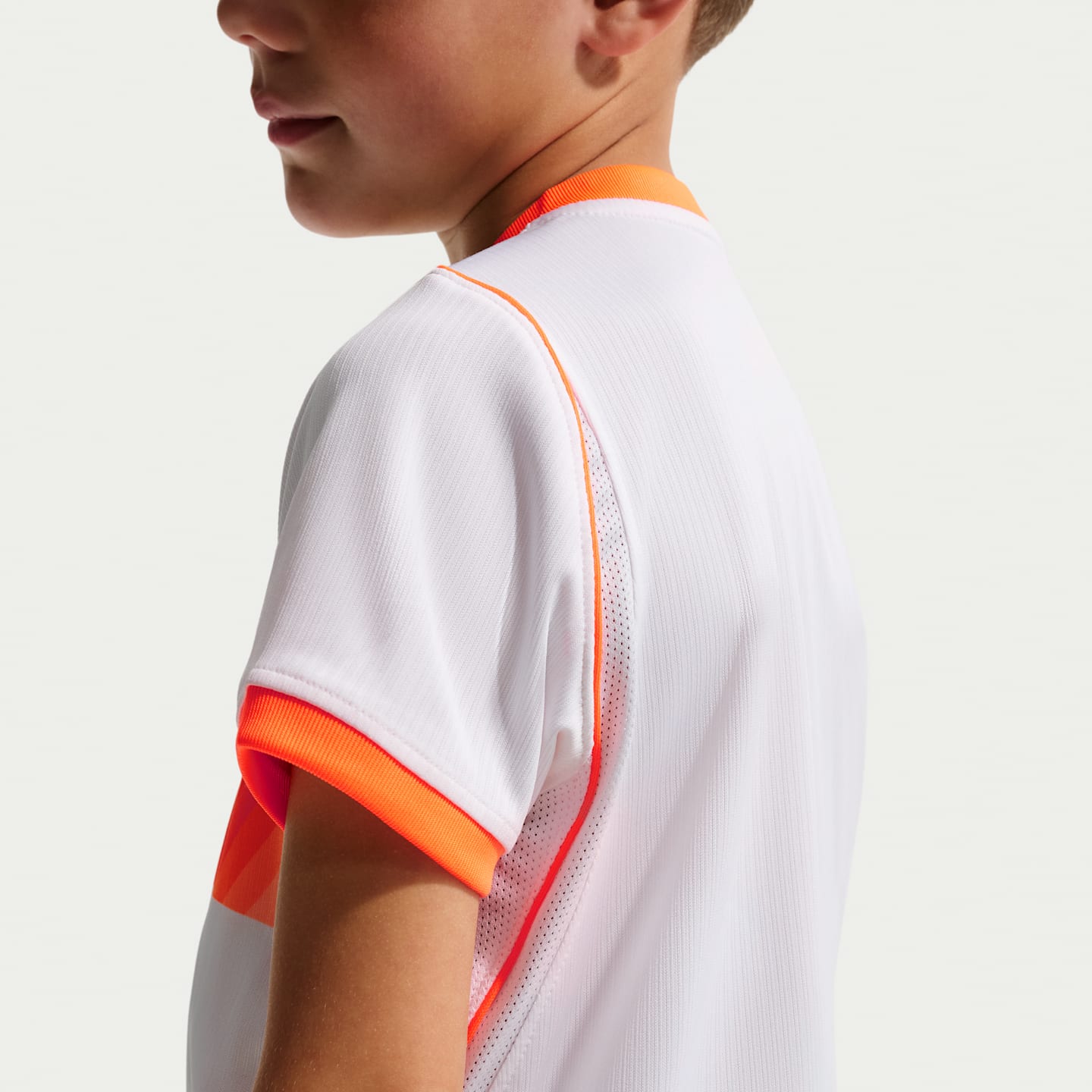 Детский футбольный комплект Nike Netherlands 2026 Stadium Away из 3 предметов, цвет: Белый / Малиновый — фото 3