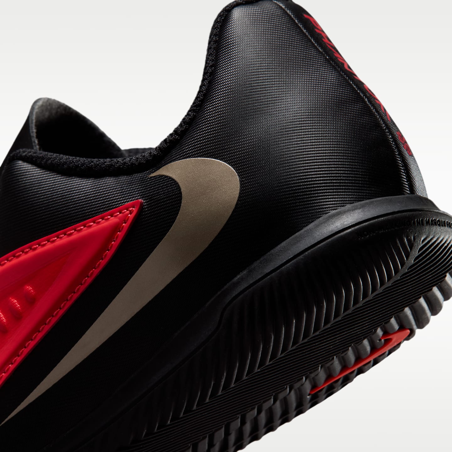 Детские кроссовки Nike Jr. Phantom 6 Low Club Indoor/Court Soccer, цвет: Яркий малиновый / Чёрный — фото 8