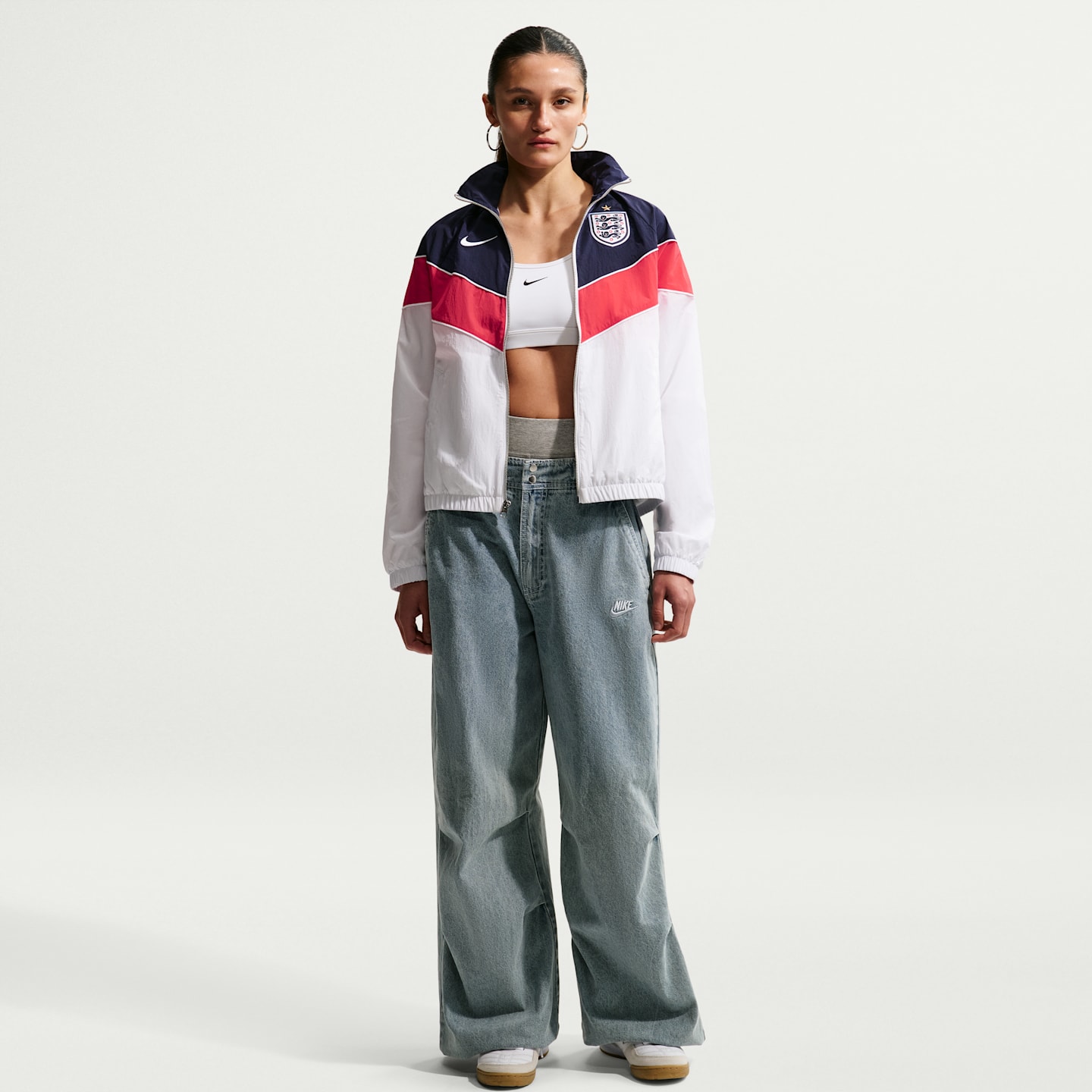 Женская футбольная ветровка Nike England Windrunner UV, цвет: Белый / Обсидиановый — фото 4