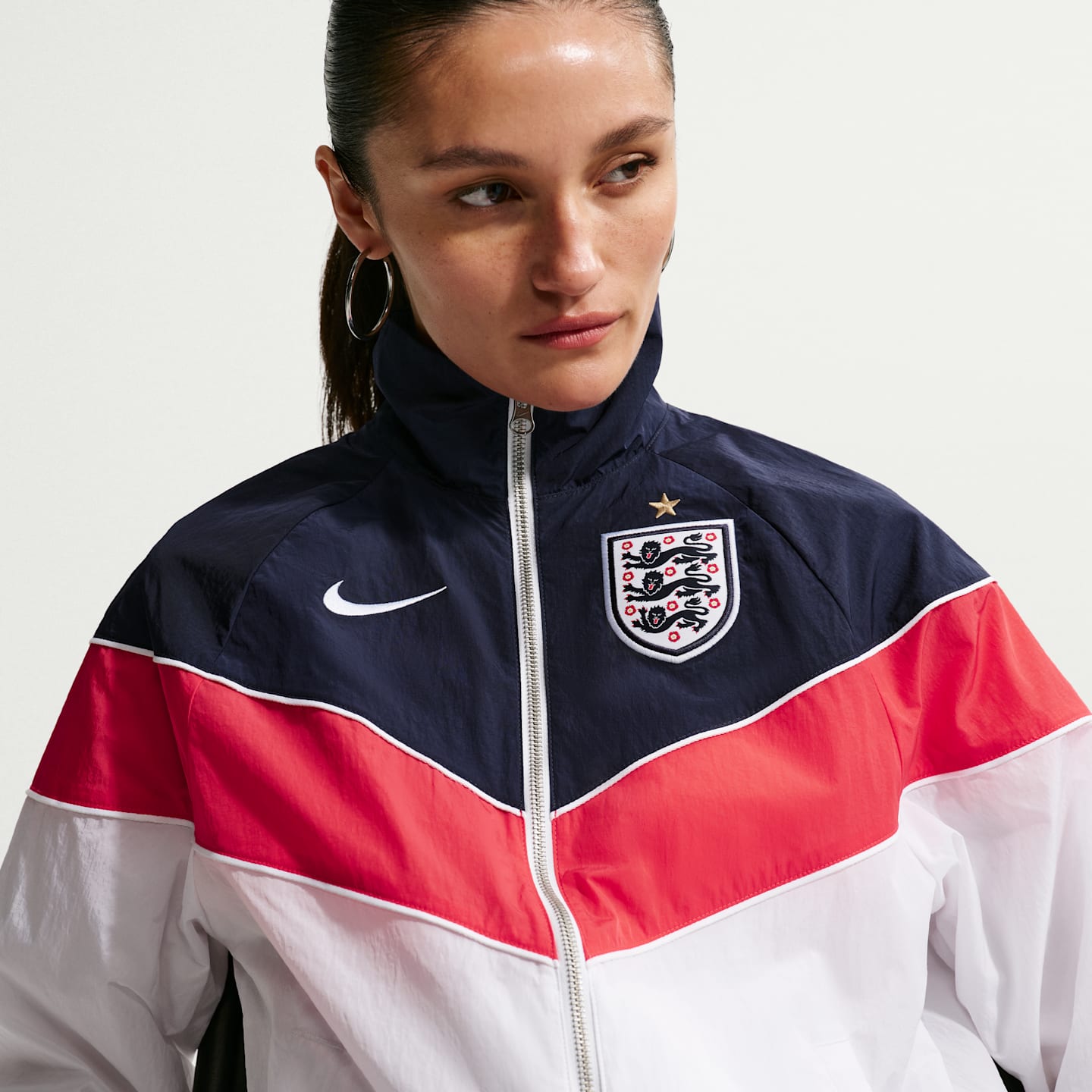 Женская футбольная ветровка Nike England Windrunner UV, цвет: Белый / Обсидиановый — фото 1
