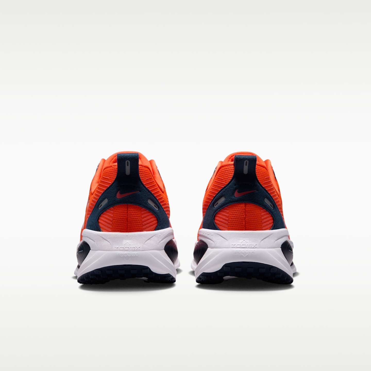 Мужские кроссовки Nike Vomero 18 (Denver Broncos) NFL Road Running, цвет: Оранжевый / Тёмно-синий — фото 6