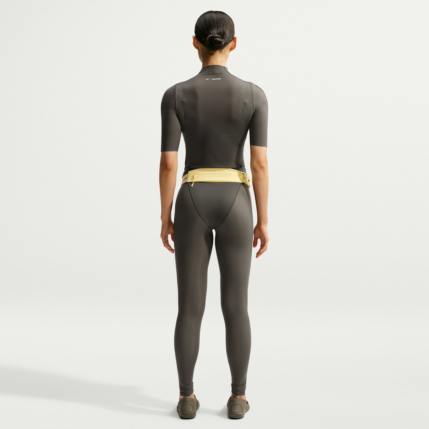 Женские легинсы NikeSKIMS Weightless с высокой талией и V-образной вставкой, цвет: Nskm Boulder — фото 5