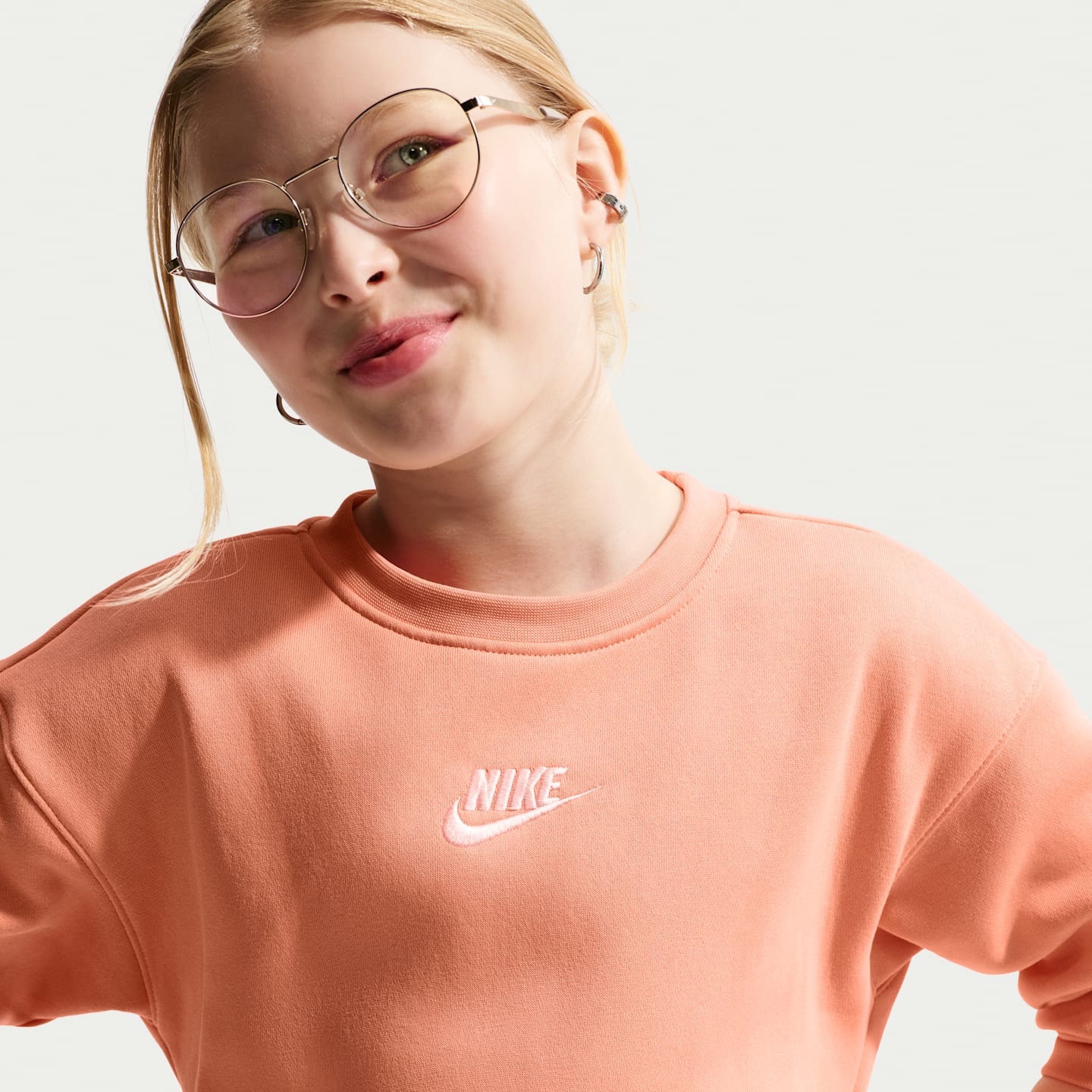 Детский флисовый свитшот для девочек Nike Sportswear Club, цвет: Абрикосовый / Белый — фото 3