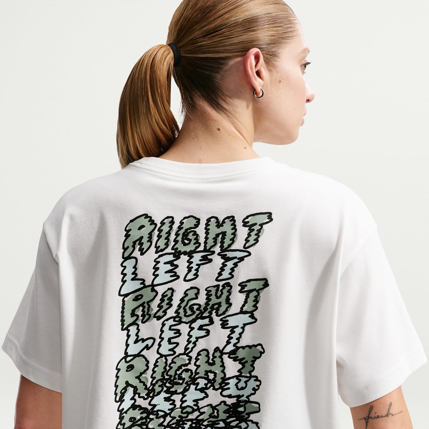 Женская укороченная беговая футболка Nike Swift Dri-FIT с коротким рукавом, цвет: Молочный — фото 2