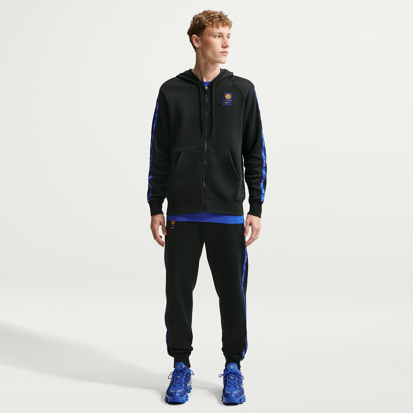 Мужское флисовое футбольное худи на молнии Nike Inter Milan City Side, цвет: Чёрный / Золотой — фото 4