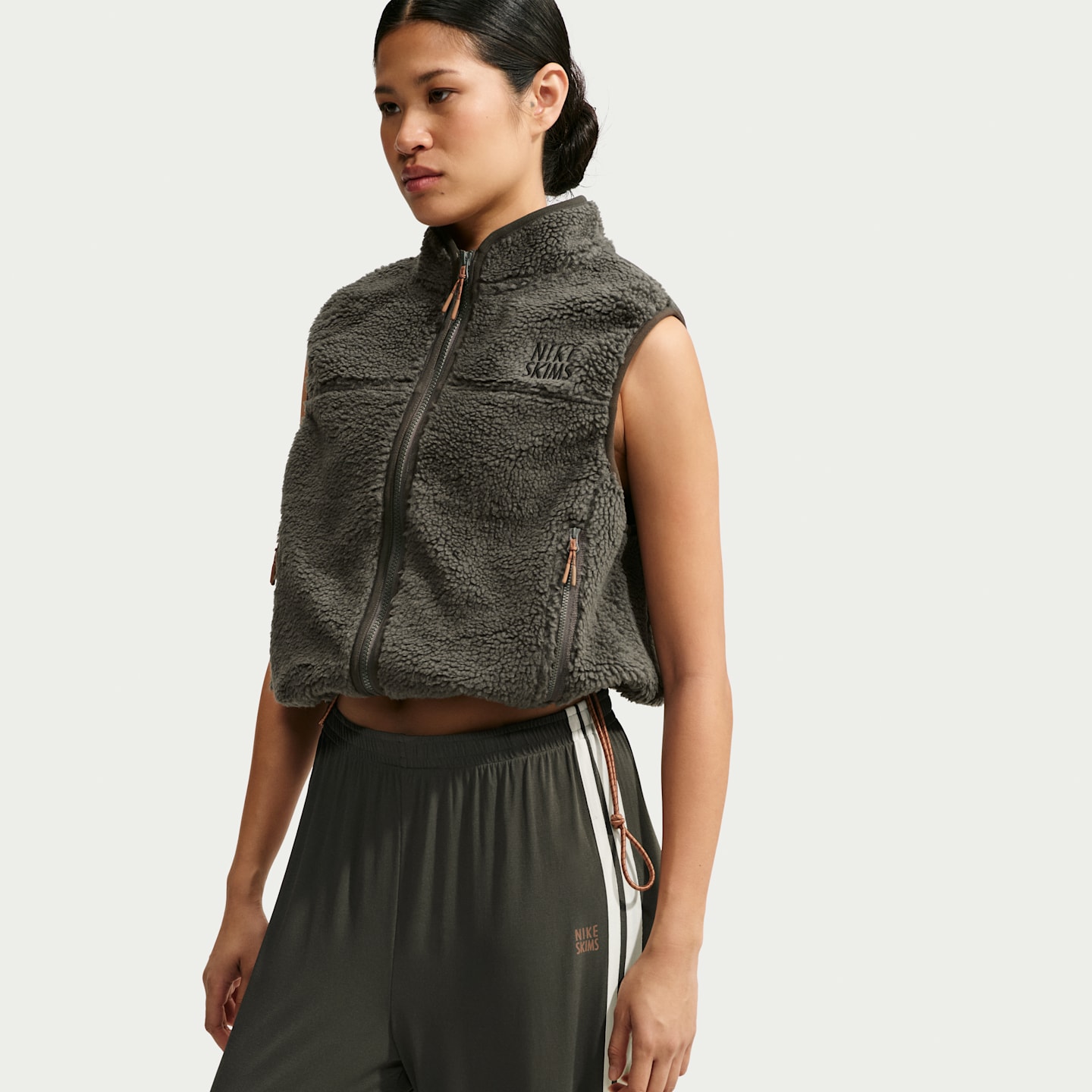Женский жилет NikeSKIMS Sherpa Oversized, цвет: Обсидиановый — фото 3