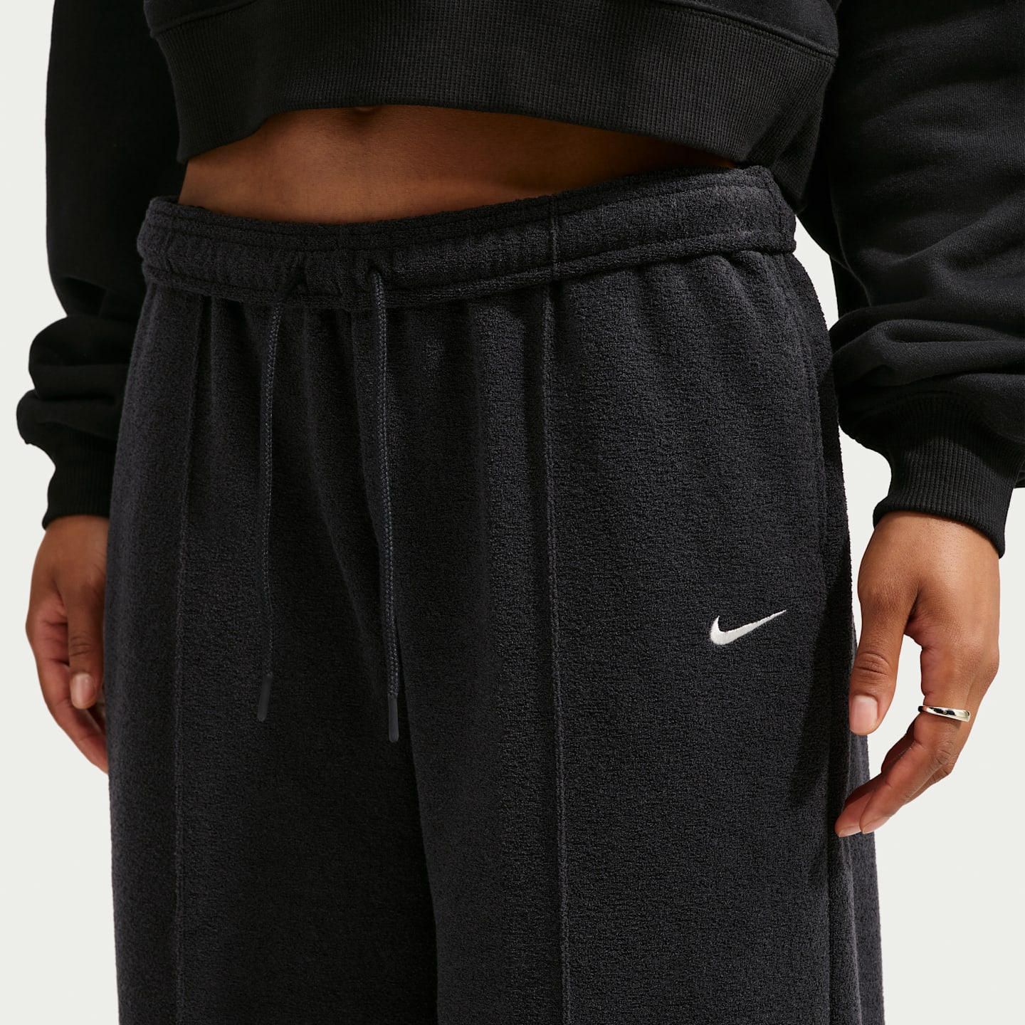 Женские широкие брюки Nike Studio Fleece Plush со средней посадкой, цвет: Чёрный / Молочный — фото 6