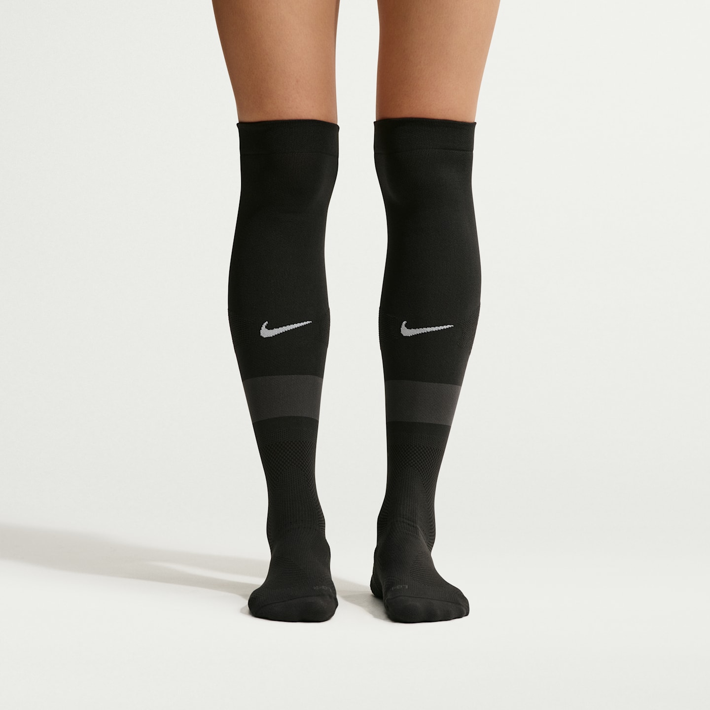 Носки VaporFast Soccer для мужчин, высокие — Nike, цвет: Чёрный / Волчий серый — фото 2