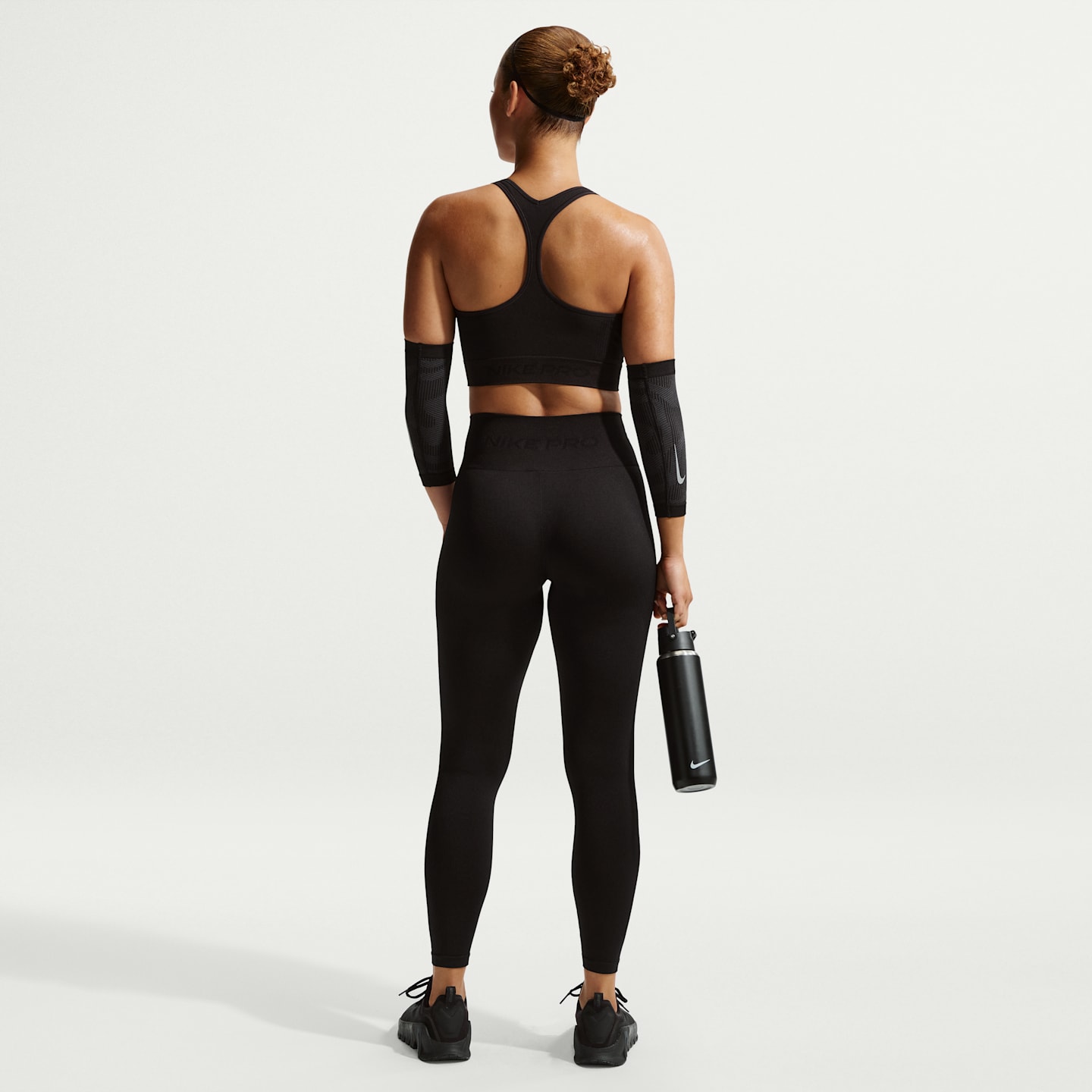 Женская укороченная майка Nike Pro Seamless Dri-FIT, цвет: Чёрный — фото 5