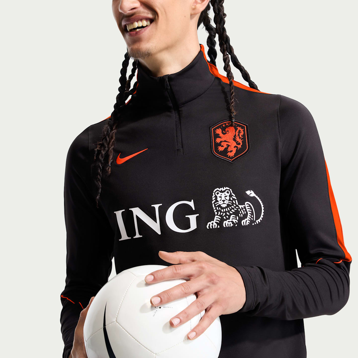Мужской тренировочный футбольный топ Nike Dri-FIT Netherlands Strike, цвет: Чёрный / Малиновый — фото 3