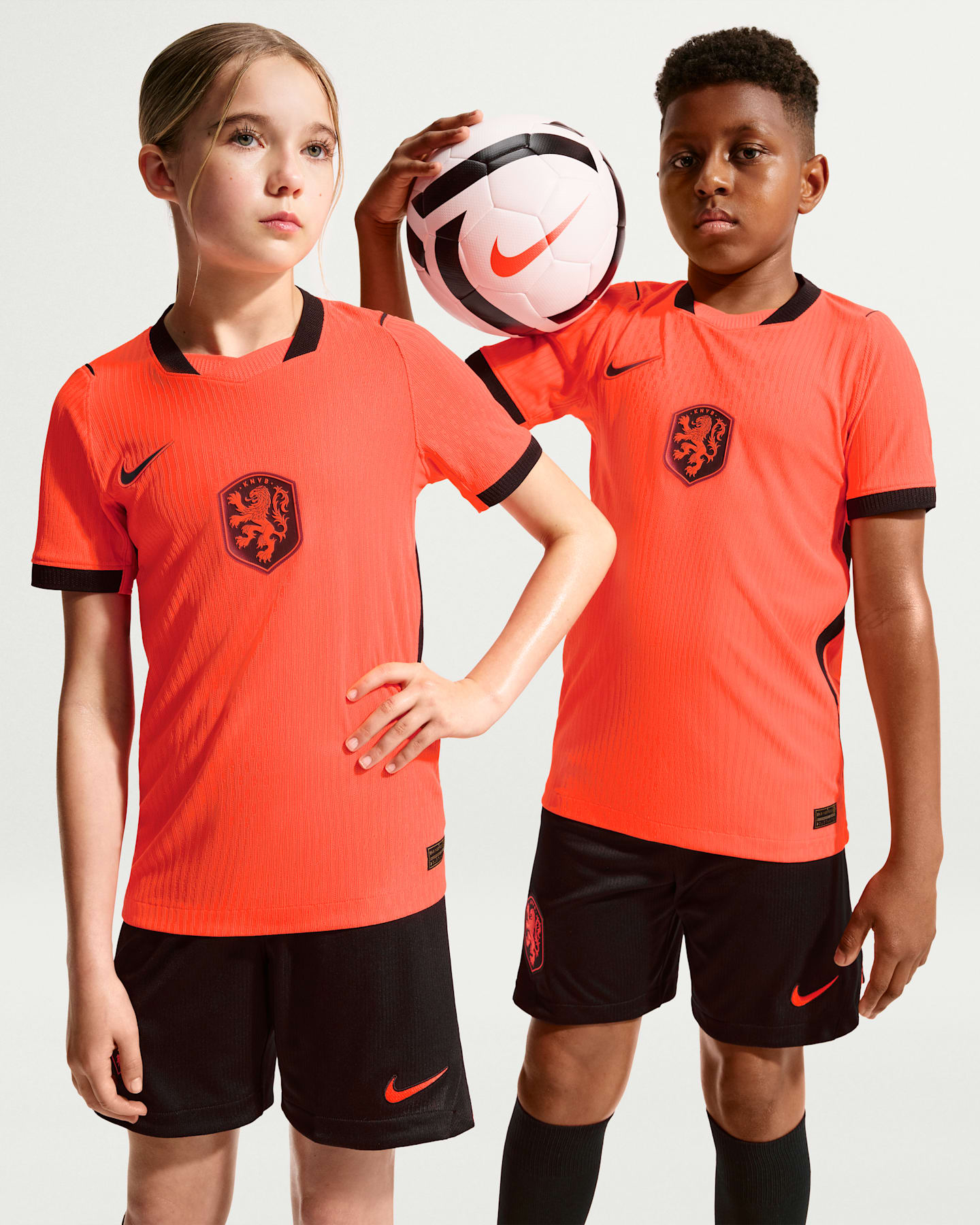 Детский топ Nike Netherlands National Team 2026 Match Home Aero-FIT Soccer Jersey, цвет: Малиновый / Чёрный — фото 8