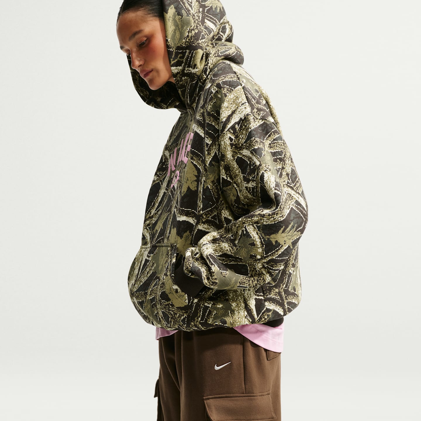 Женское худи Nike Studio Fleece Medium Weight Oversized Pullover, цвет: Камуфляжный зелёный / Розовый — фото 3