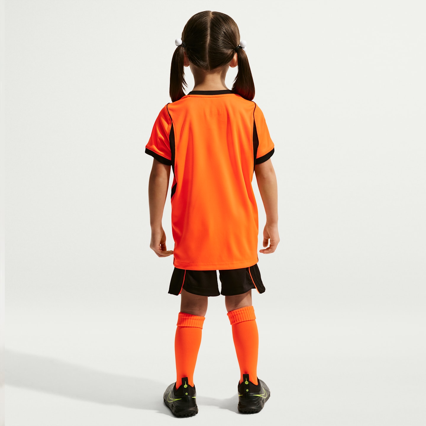 Детский футбольный комплект Nike Netherlands 2026 Stadium Home из 3 предметов, цвет: Малиновый / Чёрный — фото 7