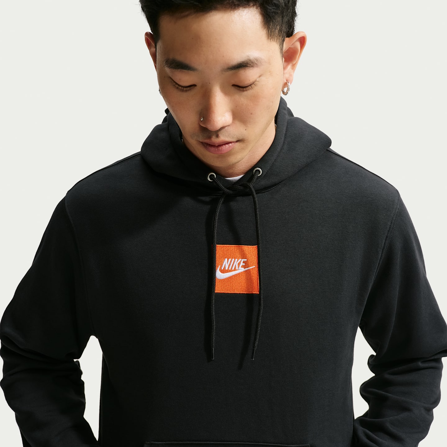 Мужское худи Nike Club из махрового трикотажа, цвет: Чёрный / Белый — фото 3