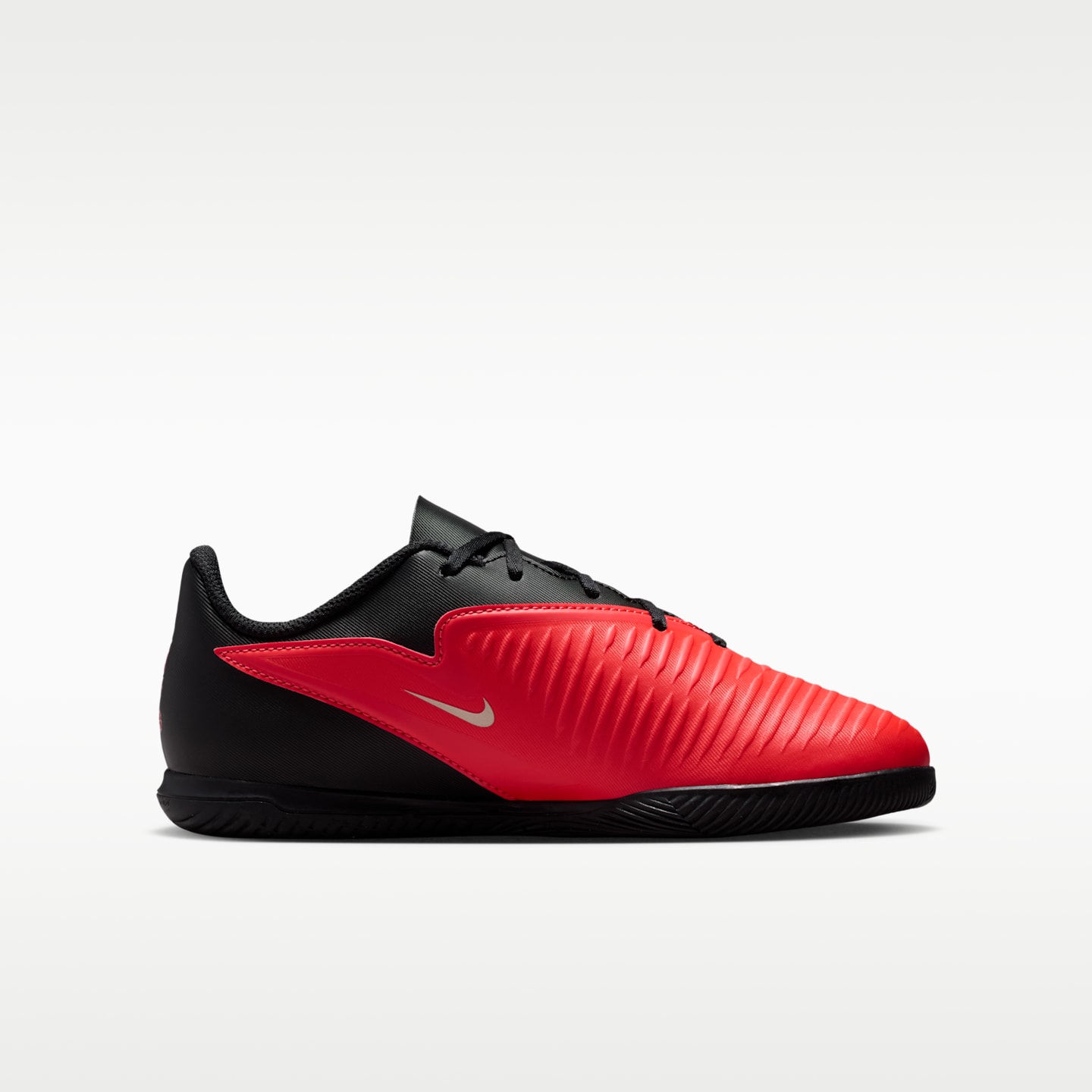 Детские кроссовки Nike Jr. Phantom 6 Low Club Indoor/Court Soccer, цвет: Яркий малиновый / Чёрный — фото 3