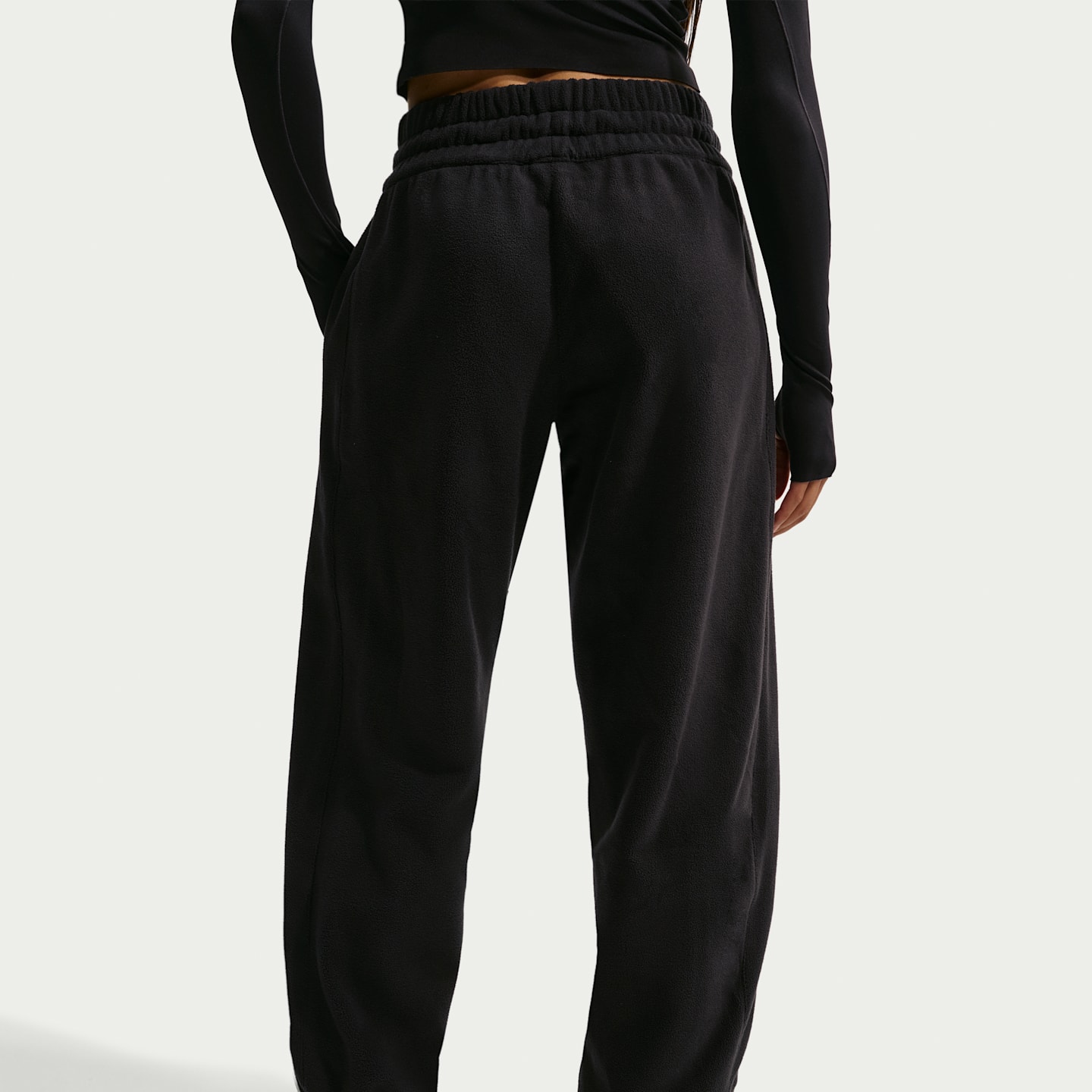 Женские флисовые джоггеры Nike One Therma-FIT со средней посадкой, цвет: Чёрный / Белый — фото 3