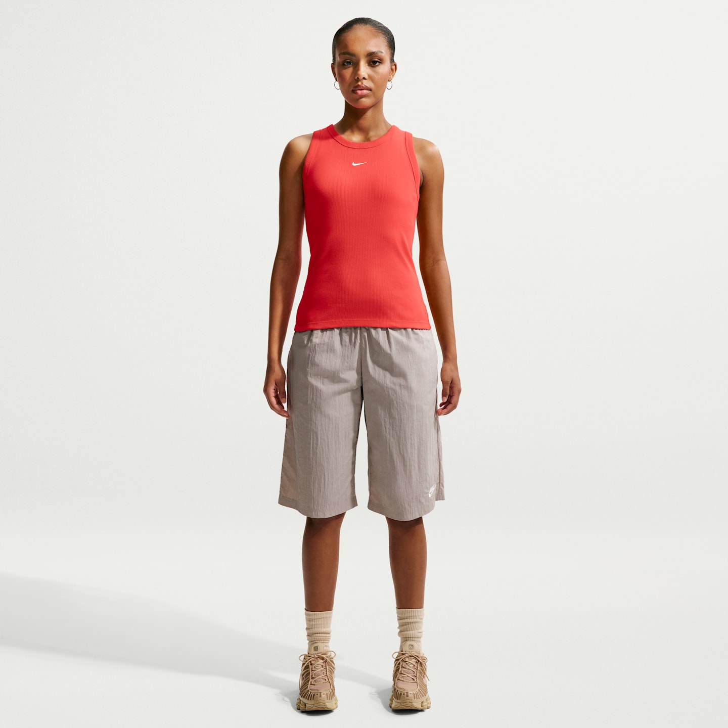 Женская облегающая майка Nike Sportswear в рубчик, цвет: Малиновый / Молочный — фото 4