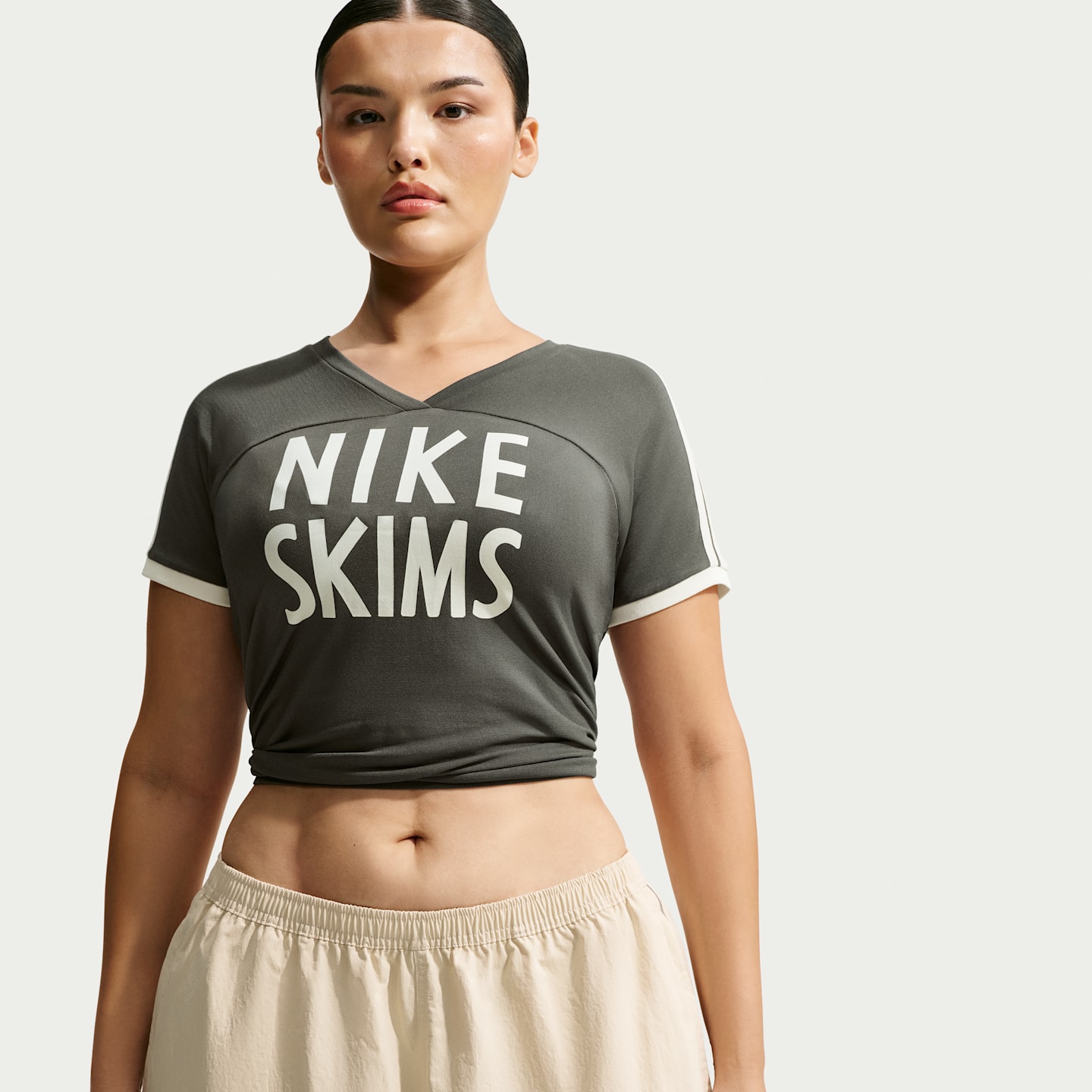 Женский топ NikeSKIMS Stretch Knit V-Neck Short-Sleeve, цвет: Экрю — фото 7