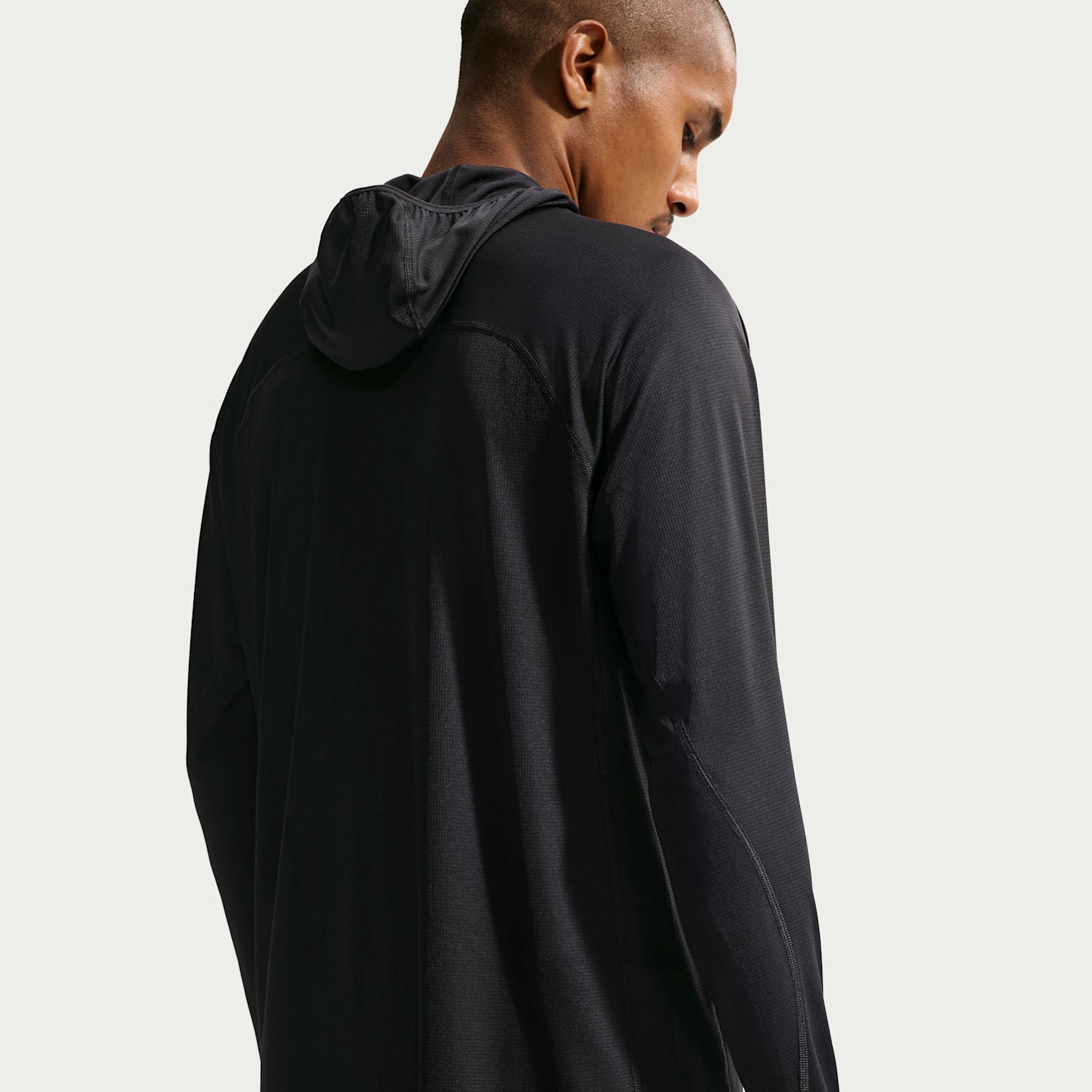 Мужской топ Nike ACG "Solar Chase" Dri-FIT UV Protection Hooded Trail Running, цвет: Чёрный / Снежный белый — фото 2