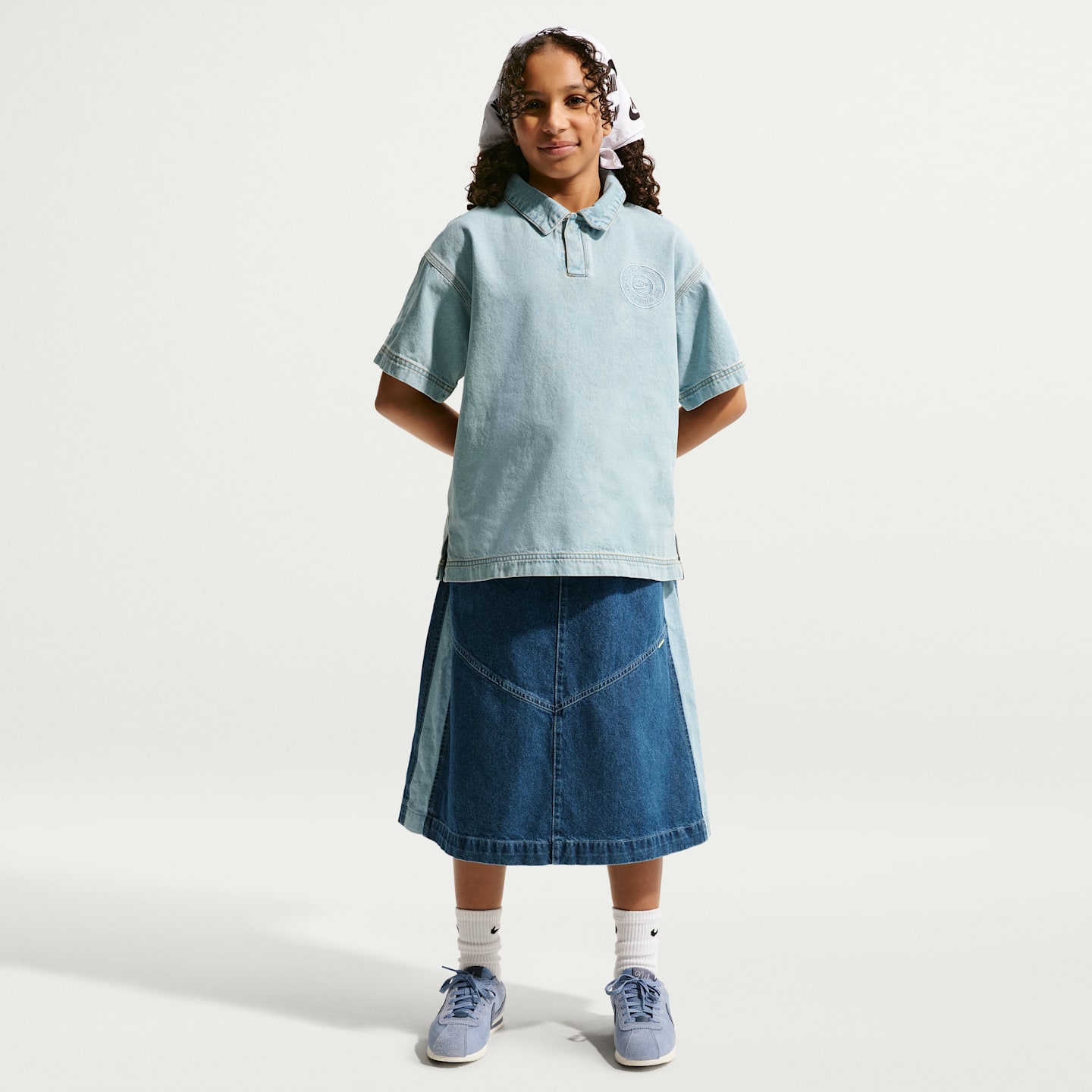 Детское джинсовое поло Nike Sportswear Collection с коротким рукавом, цвет: Светлый синий / Пшеничный — фото 6