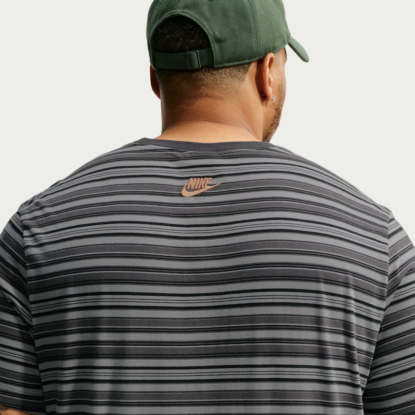 Мужская футболка Nike Sportswear в полоску, цвет: Тёмный дымчатый серый — фото 7