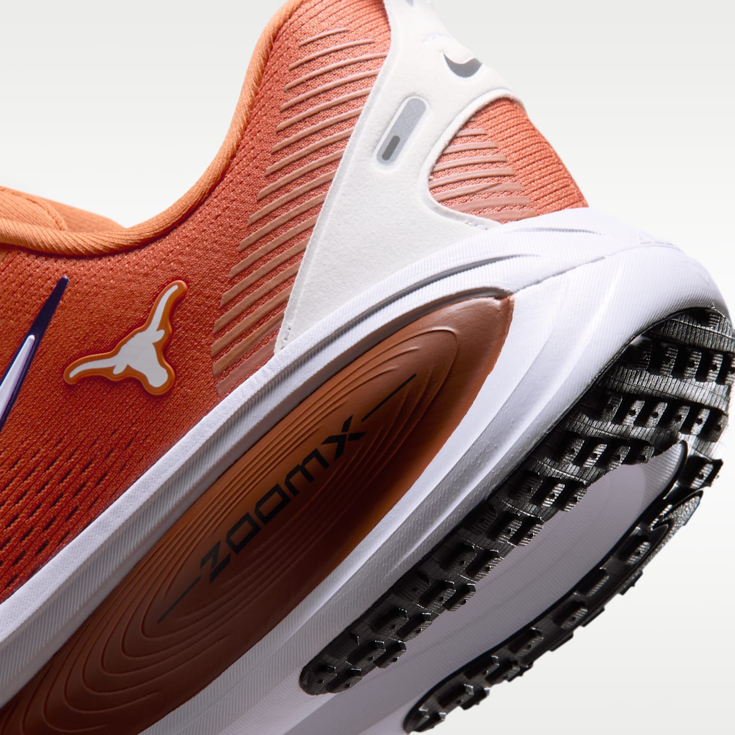 Мужские кроссовки Nike College Vomero 18 (Texas) Road Running, цвет: Пустынный оранжевый / Чёрный — фото 8