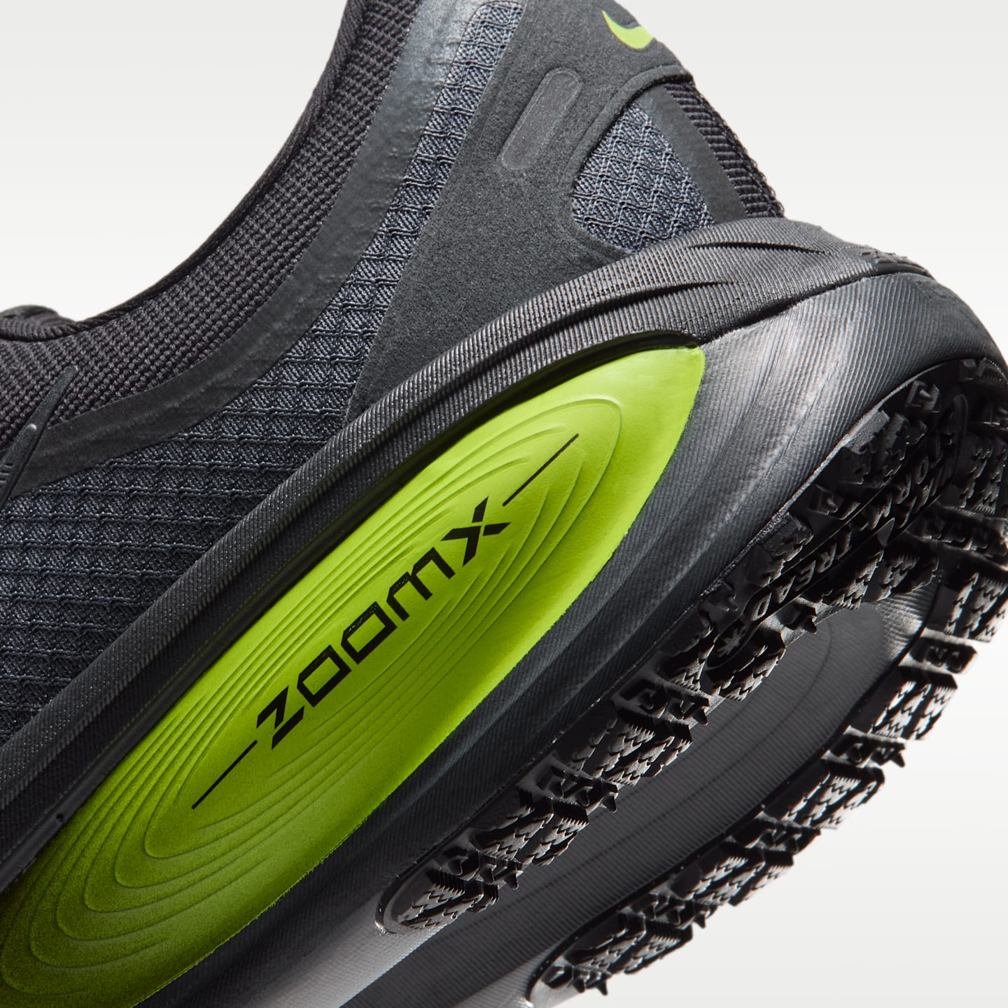 Мужские кроссовки Nike Vomero 18 GORE-TEX Waterproof Road Running Shoes with Reflective Accents, цвет: Антрацитовый / Лимонный — фото 8
