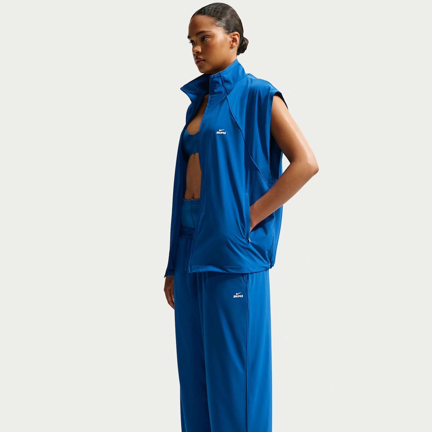 Женские брюки NikeSKIMS Stretch Nylon оверсайз из эластичного нейлона, цвет: Кобальтовый — фото 4