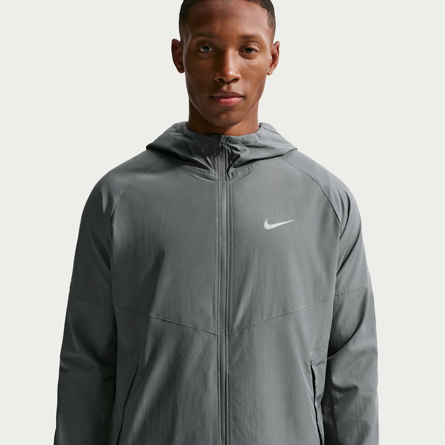 Мужская беговая куртка Nike Miler Repel, цвет: Дымчатый серый — фото 1