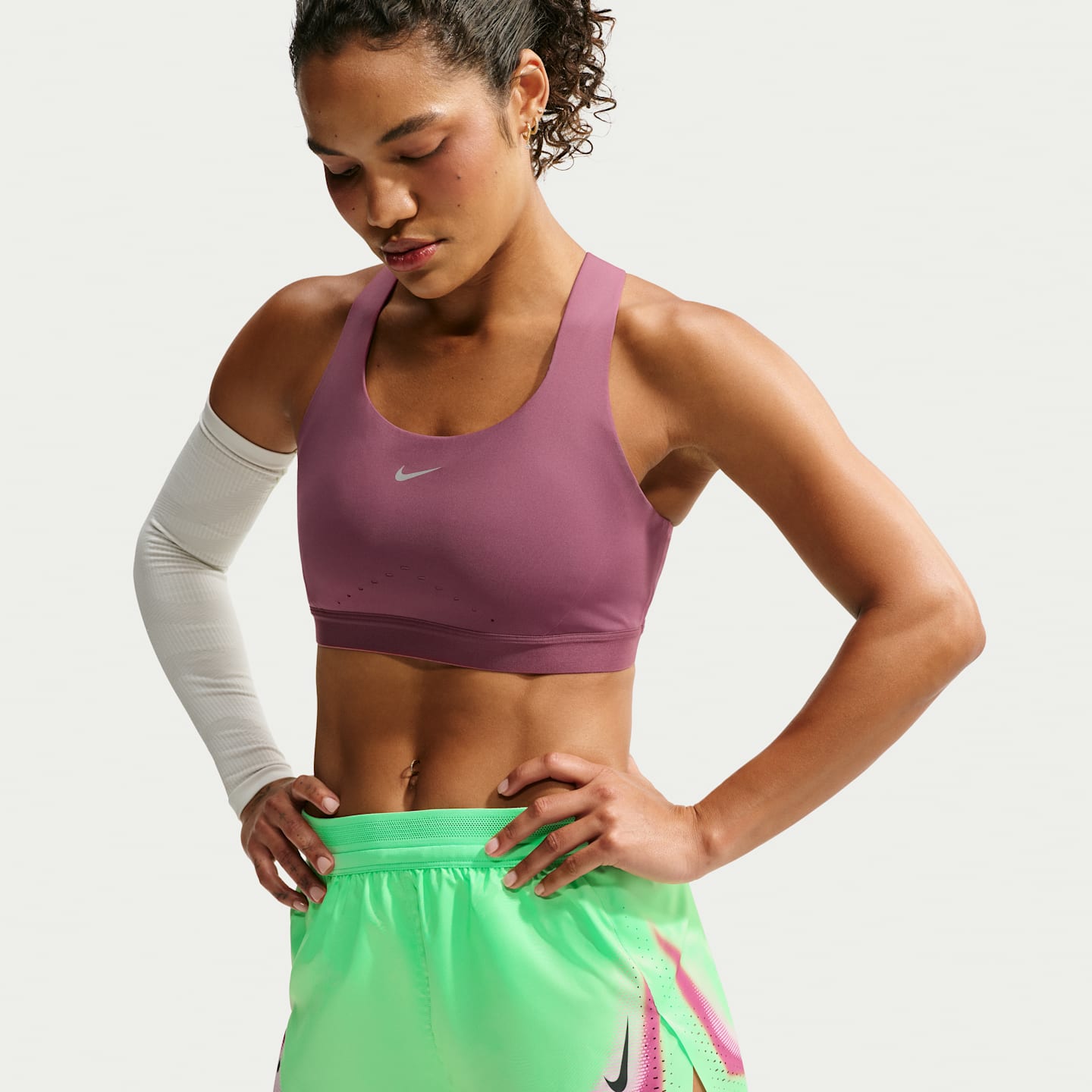 Женские беговые шорты 3" со слипами Nike AeroSwift Dri-FIT ADV, цвет: Зелёный / Чёрный — фото 2
