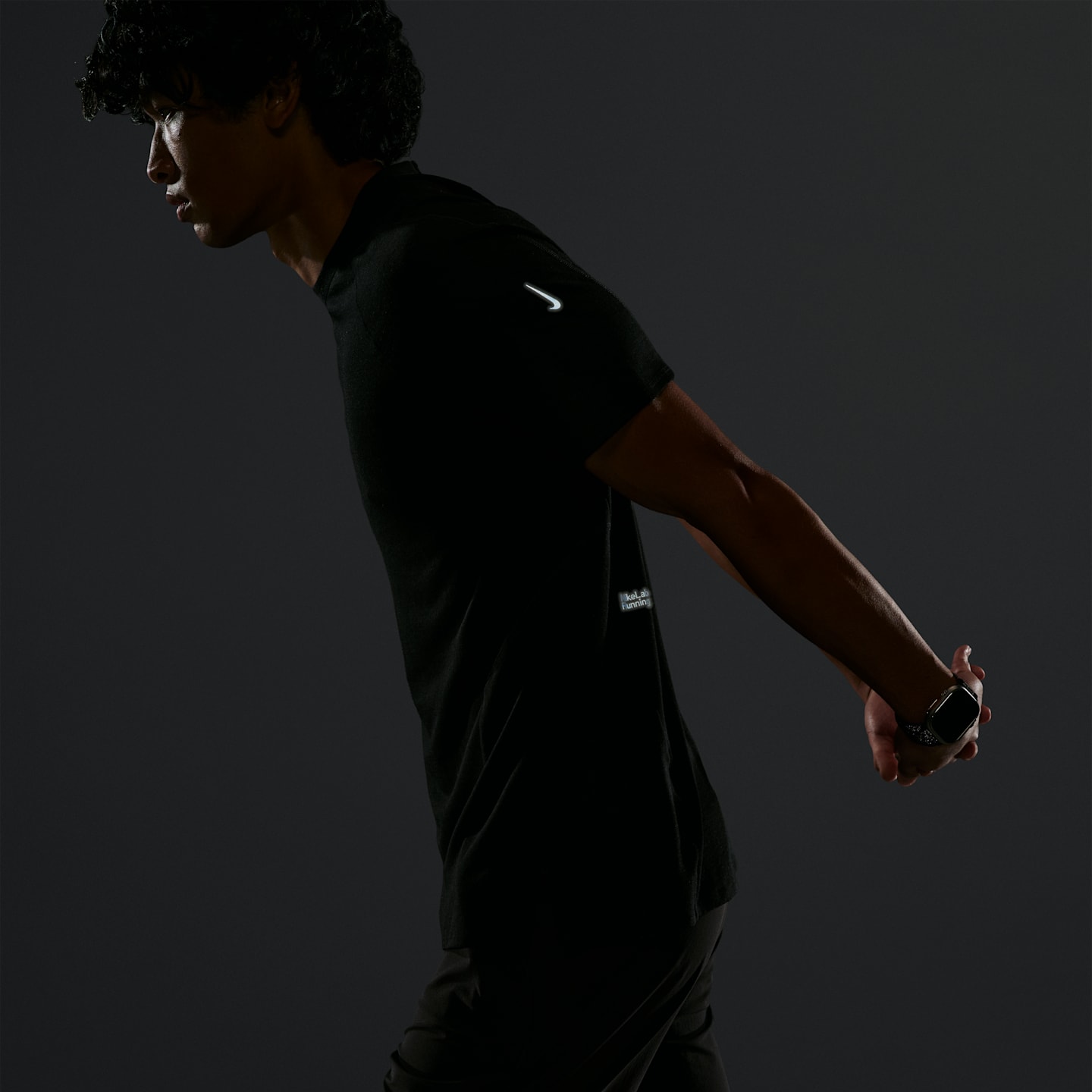 Мужской топ NikeLab Running Wool-Blend Short-Sleeve Top, цвет: Чёрный / Антрацитовый — фото 6
