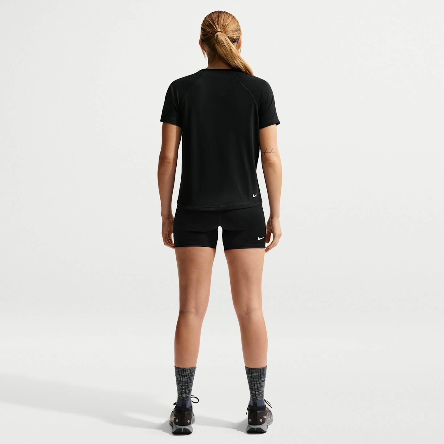 Женский топ для трейлраннинга с коротким рукавом Nike ACG Dri-FIT, цвет: Чёрный / Снежный белый — фото 5
