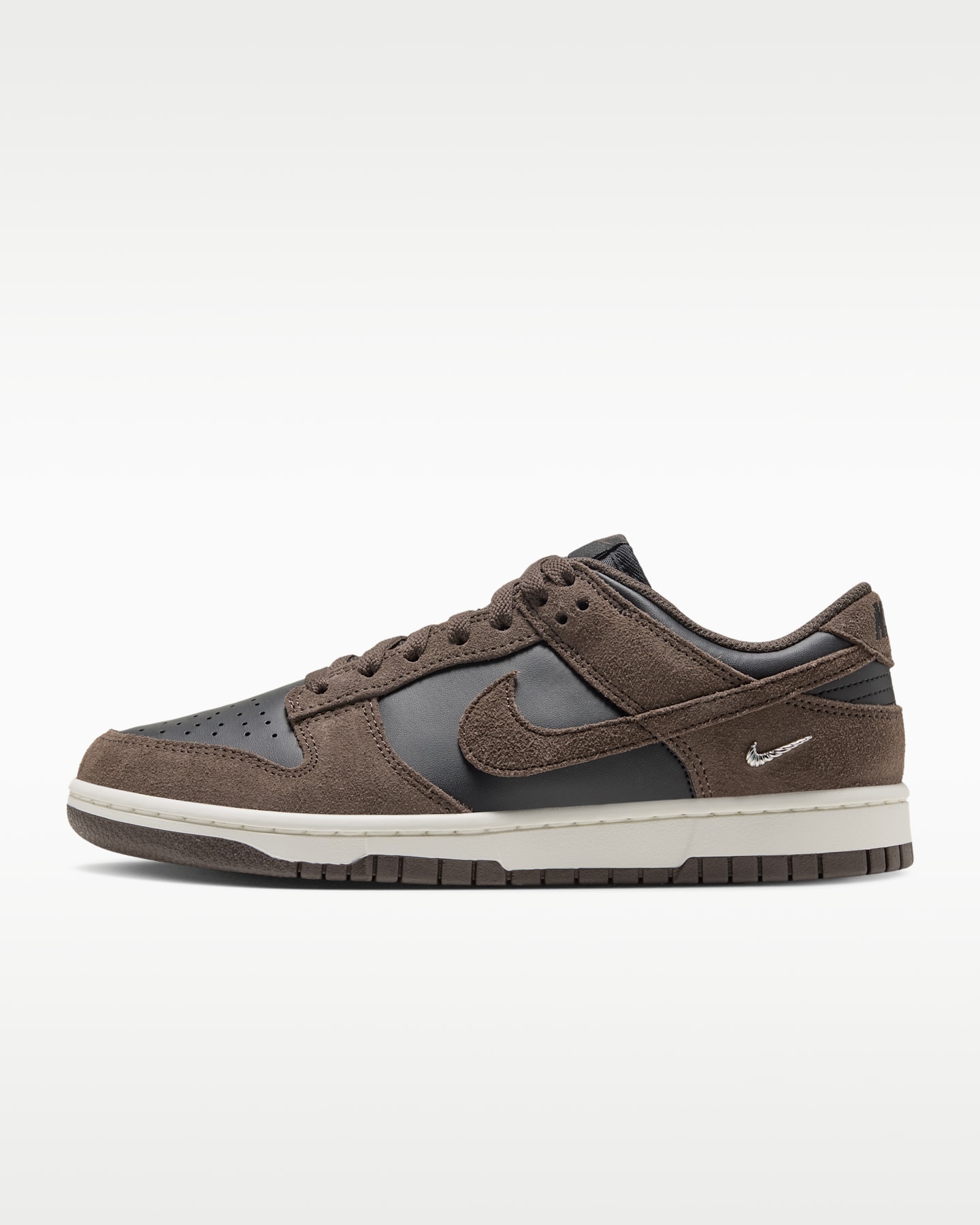 Женские кроссовки Nike Dunk Low Suede, цвет: Чёрный / Молочный — фото 9