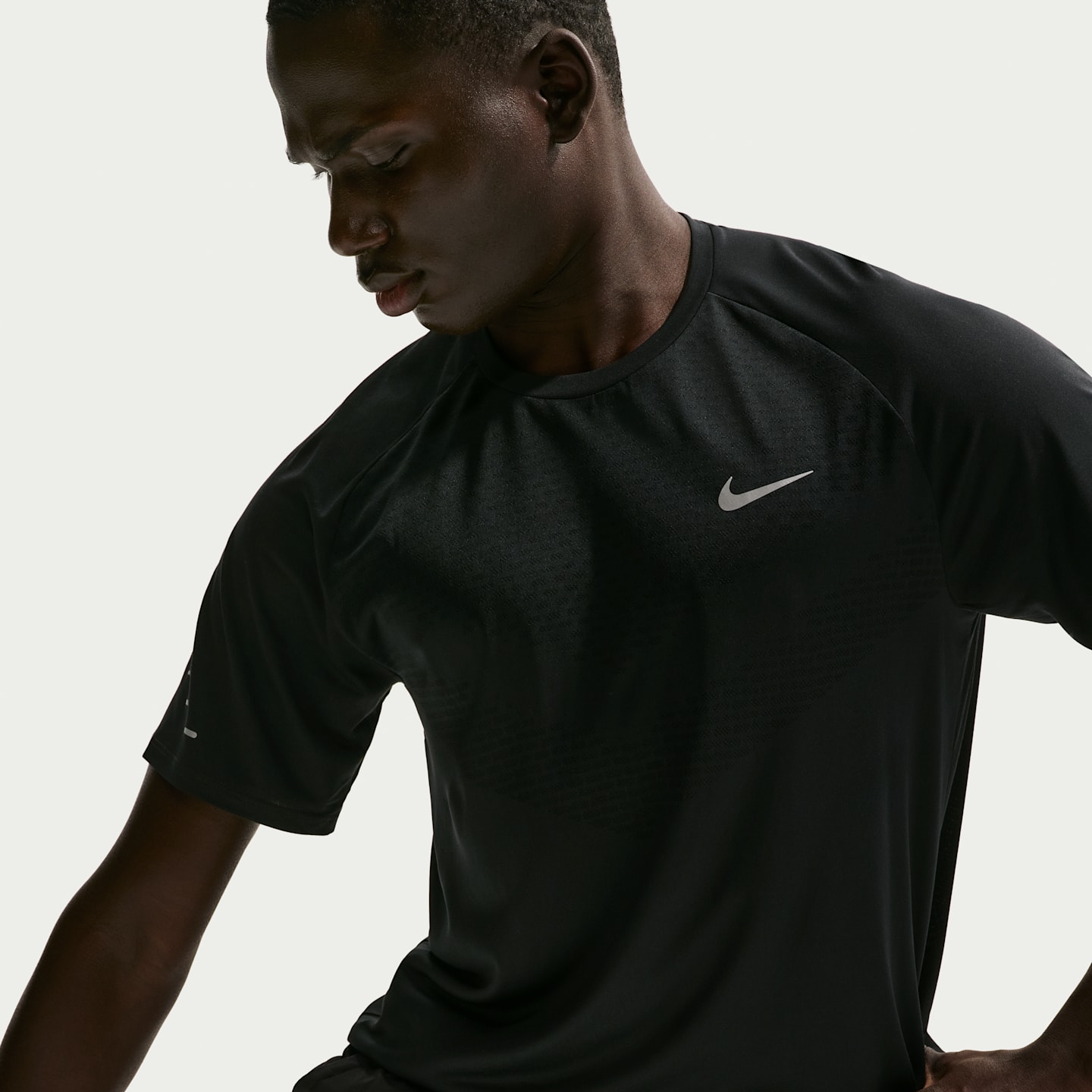 Мужской беговой топ Nike Stride Dri-FIT ADV с коротким рукавом, цвет: Чёрный — фото 3