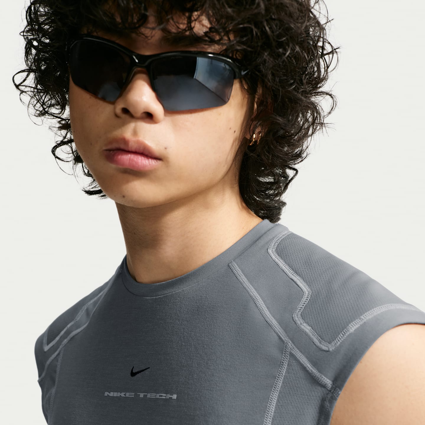Мужской топ Nike Tech Dri-FIT Sleeveless Top, цвет: Серый / Волчий серый — фото 3
