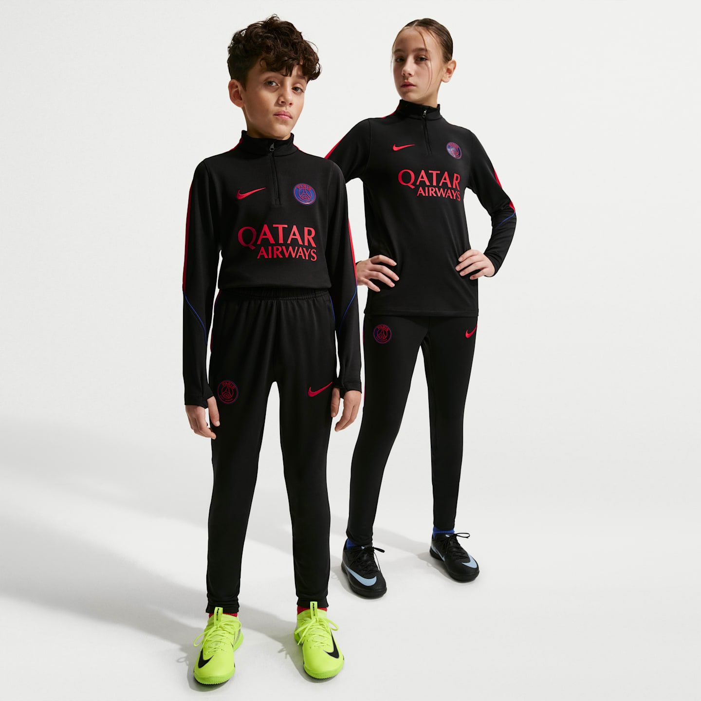 Детские футбольные трикотажные брюки Nike Paris Saint-Germain Strike Dri-FIT, цвет: Чёрный / Красный — фото 1