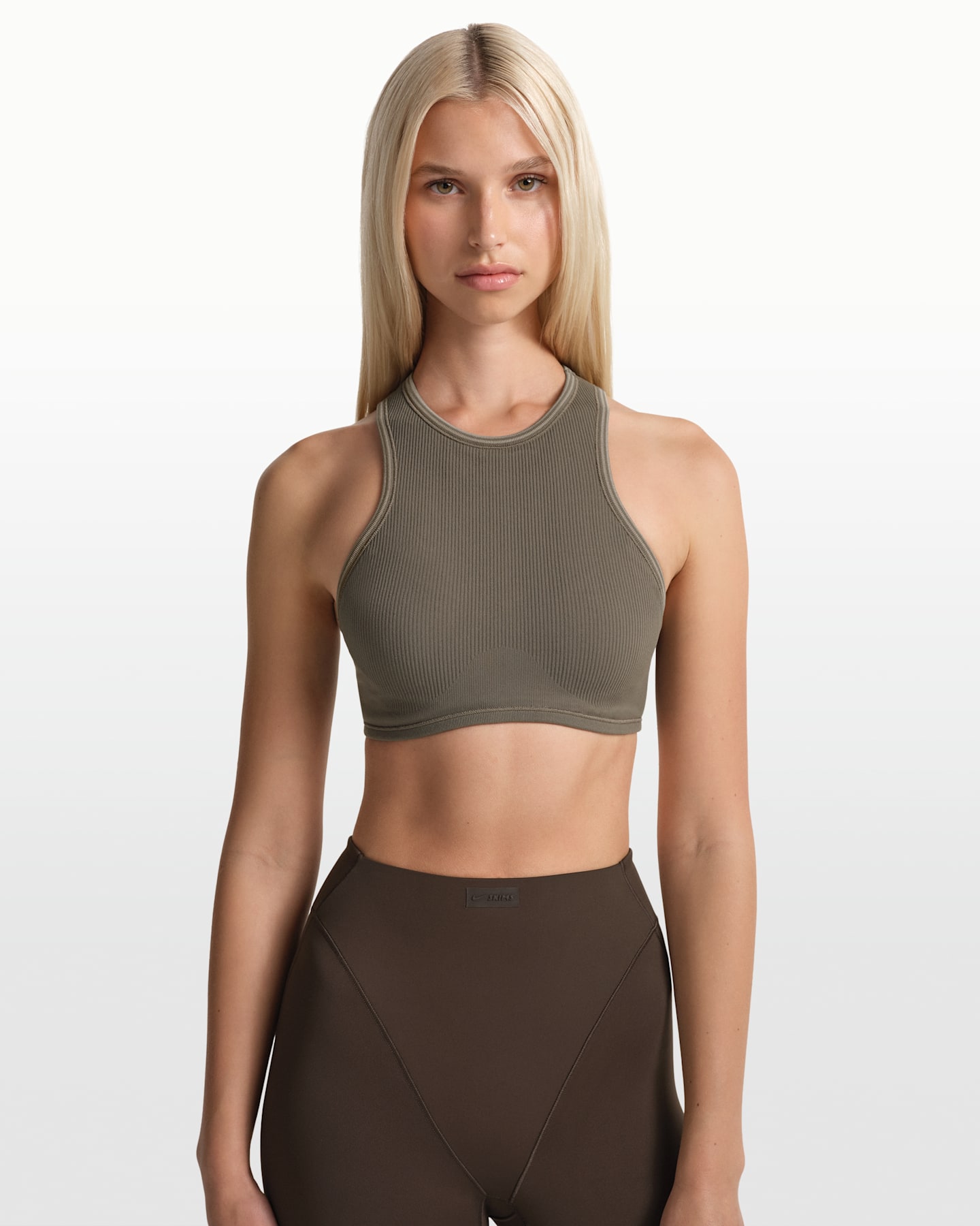 Женский бюстгальтер NikeSKIMS Ribbed Seamless с вырезом-борцовкой, цвет: Дюнный — фото 8