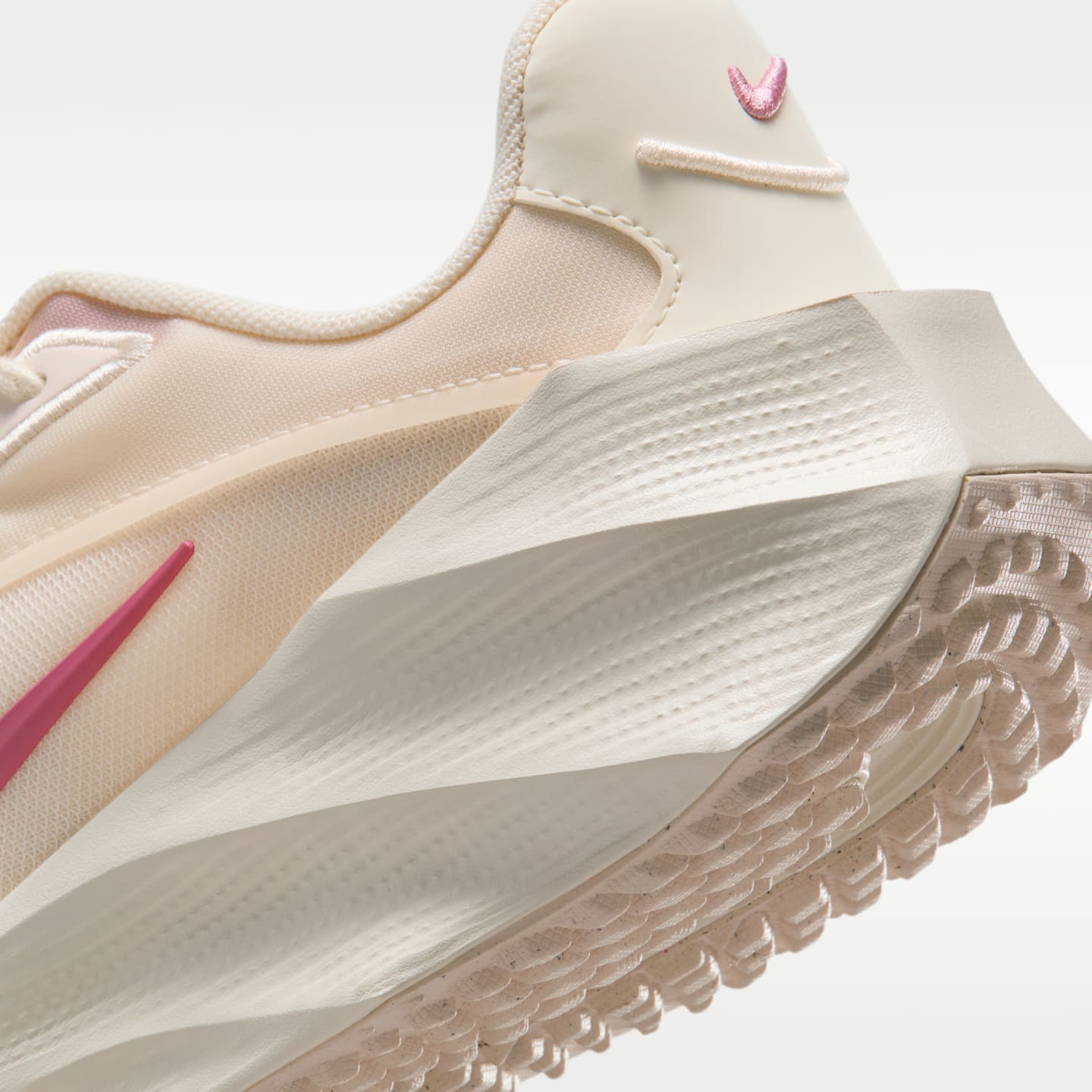 Женские кроссовки Nike Aura Edge, цвет: Меловой / Бледная слоновая кость — фото 8