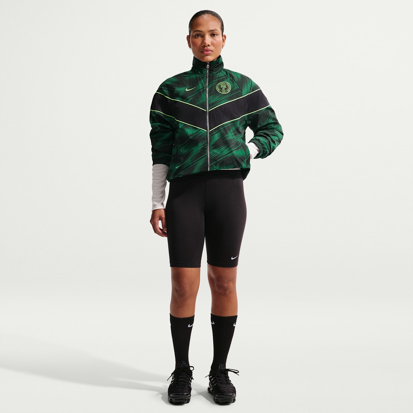 Женская футбольная куртка Nike Nigeria Windrunner UV, цвет: Зелёный / Чёрный — фото 4