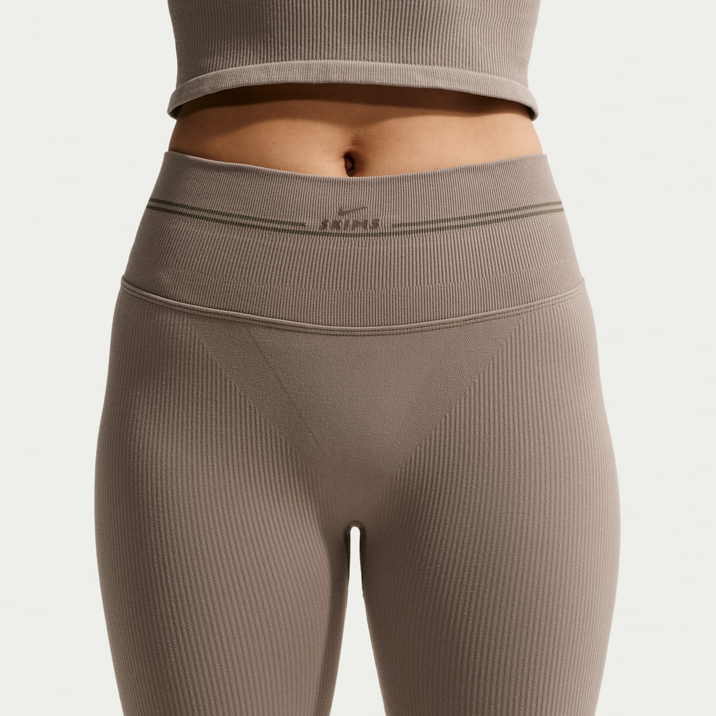 Женские шорты NikeSKIMS Ribbed Seamless 5", цвет: Nskm Driftwood — фото 2