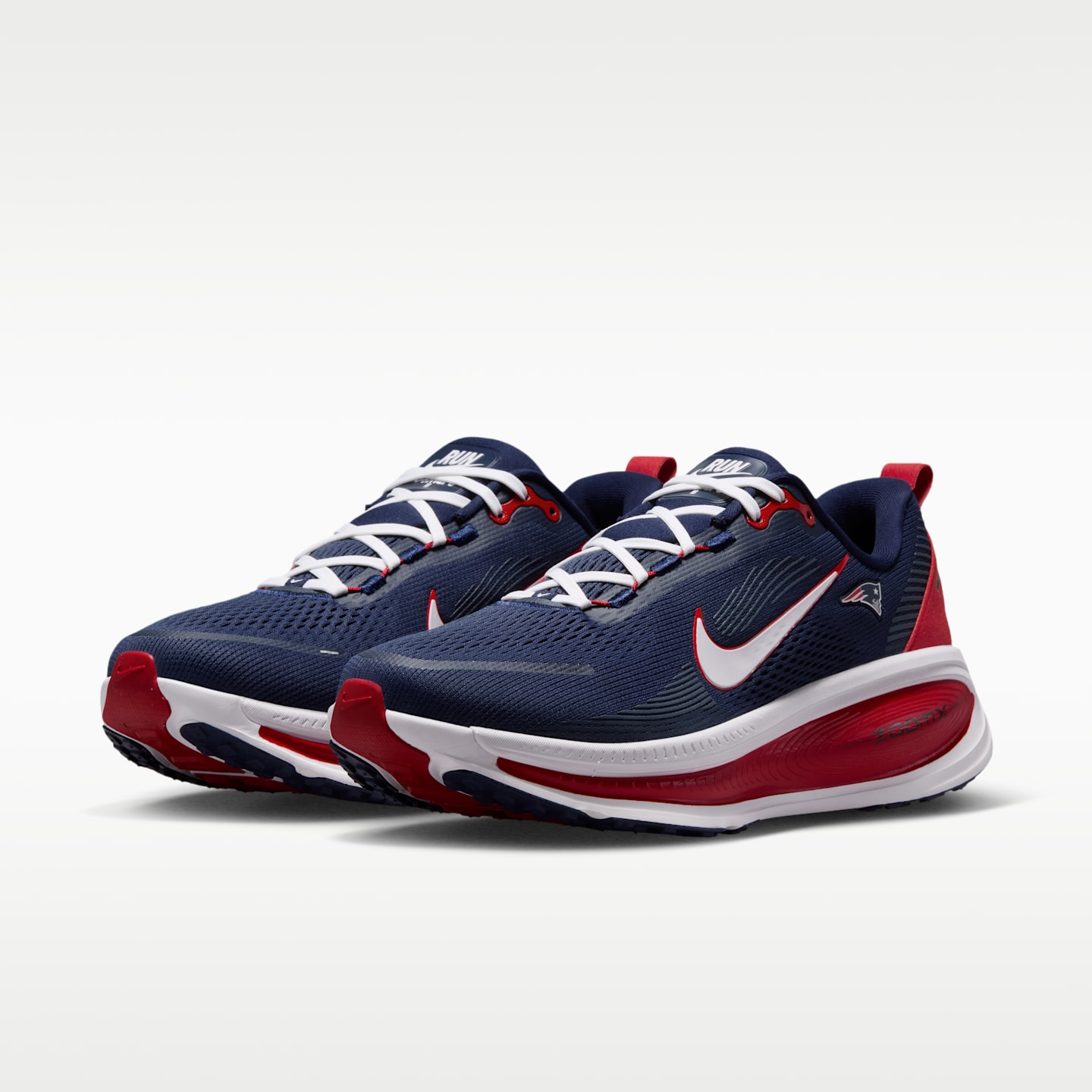Мужские кроссовки Nike Vomero 18 (New England Patriots) NFL Road Running, цвет: Тёмно-синий / Красный — фото 5